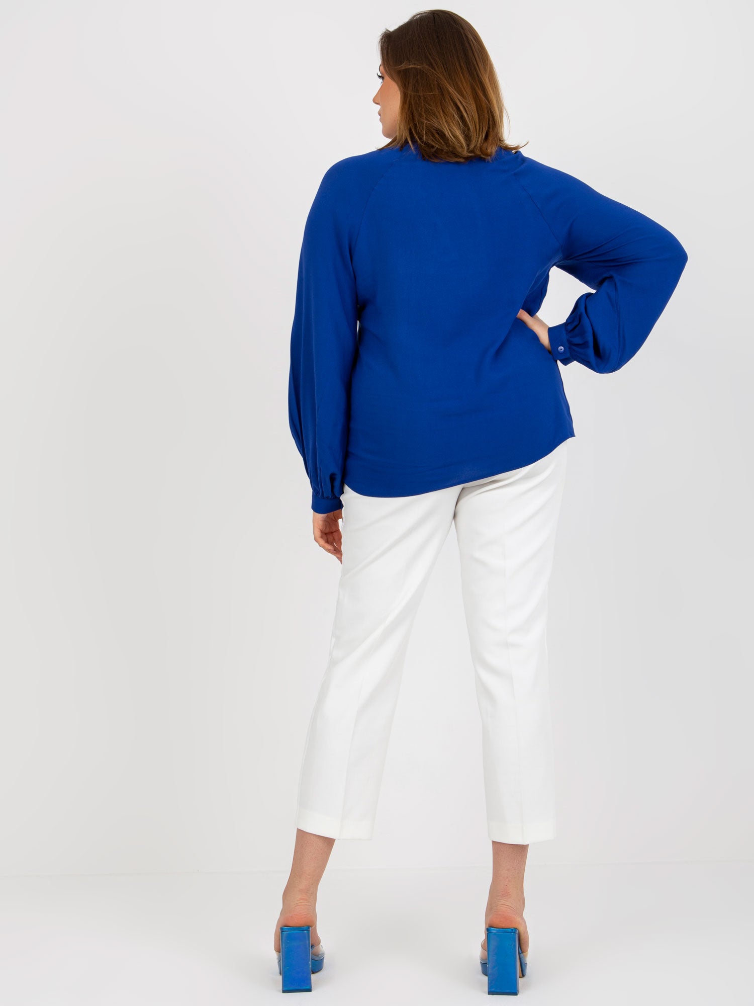 Ciemnoniebieska koszulowa bluzka plus size z kołnierzykiem