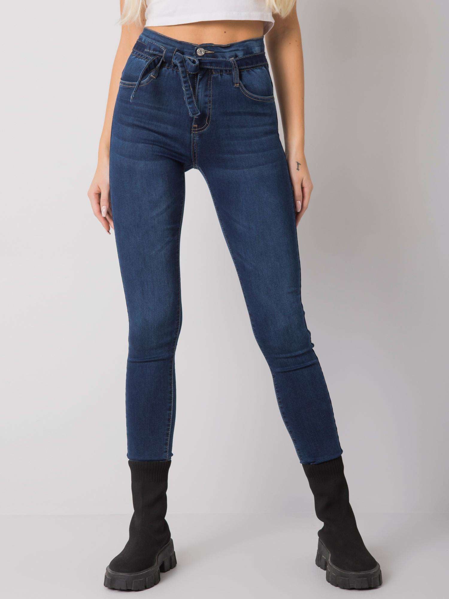 Ciemnoniebieskie jeansy slim fit z paskiem