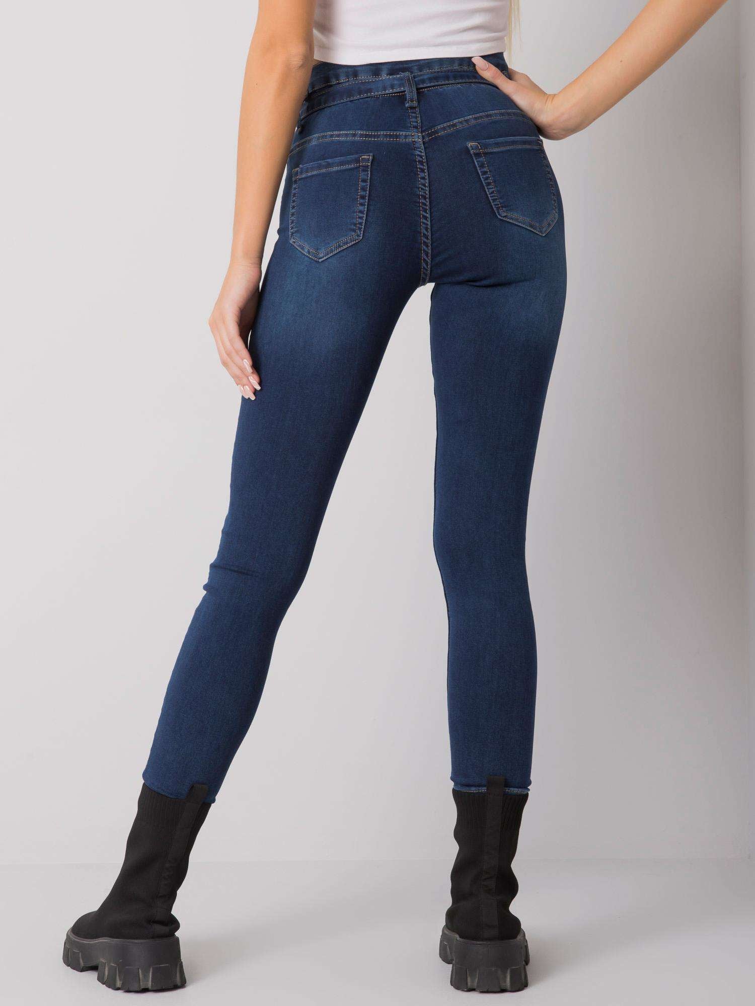 Ciemnoniebieskie jeansy slim fit z paskiem