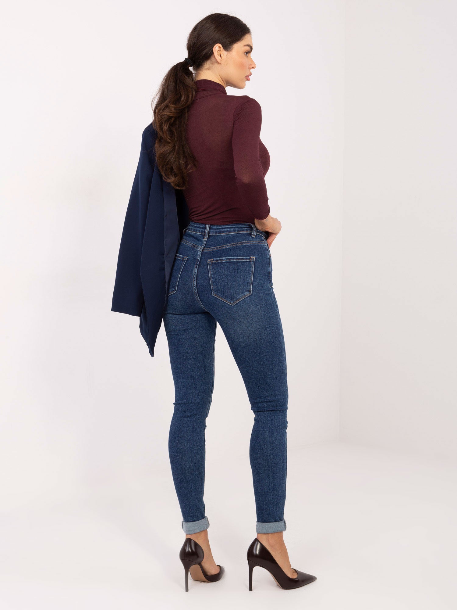 Ciemnoniebieskie jeansy extra high waist