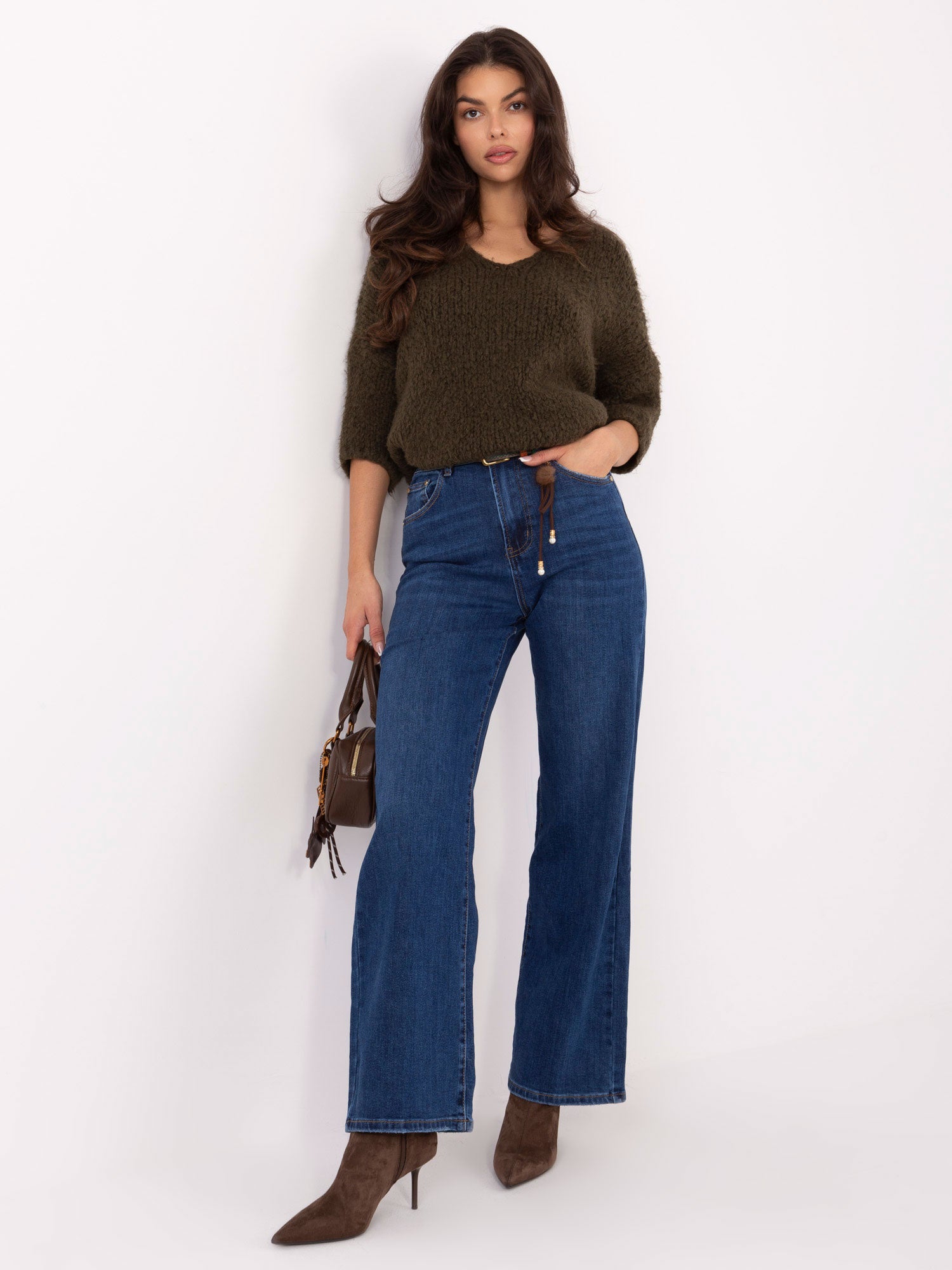 Ciemnoniebieskie jeansy straight leg z paskiem