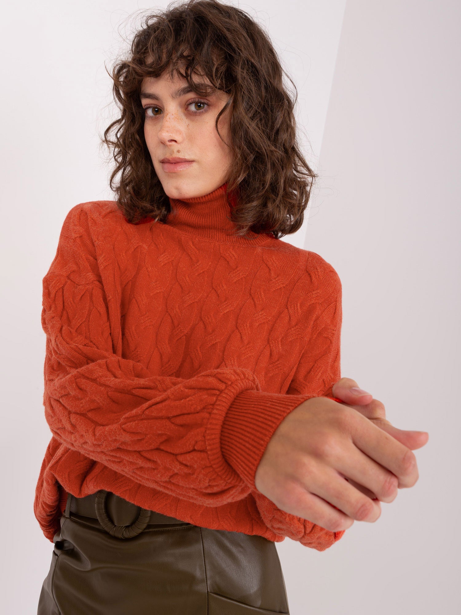 Pomarańczowy sweter golf z warkoczami