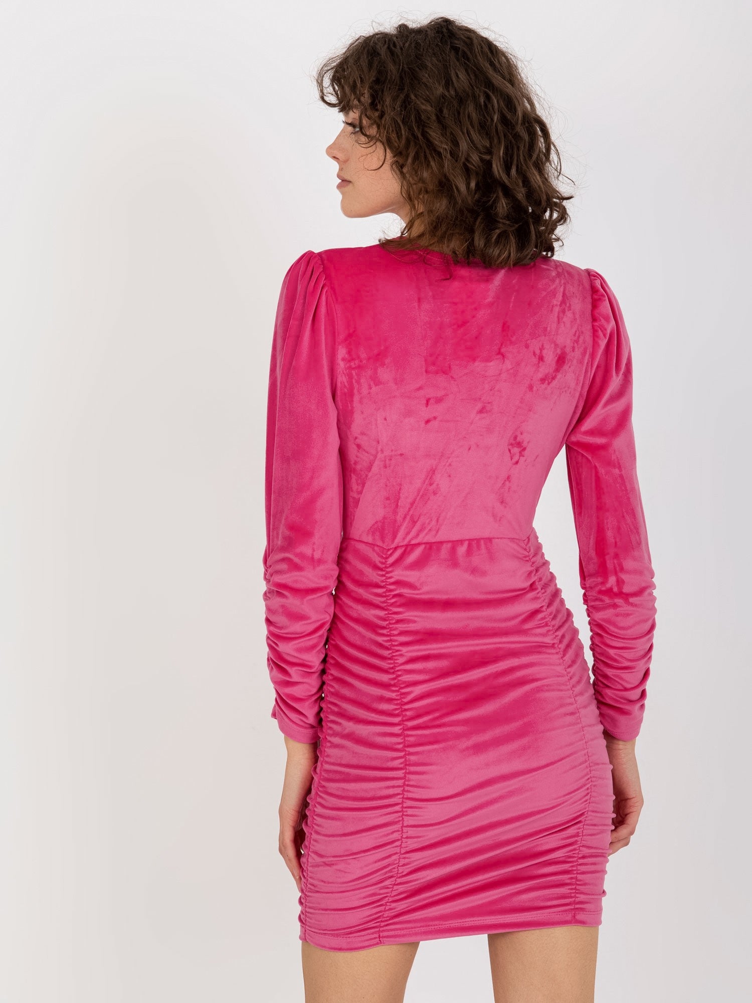 Ciemnoróżowa kopertowa sukienka koktajlowa z weluru RUE PARIS