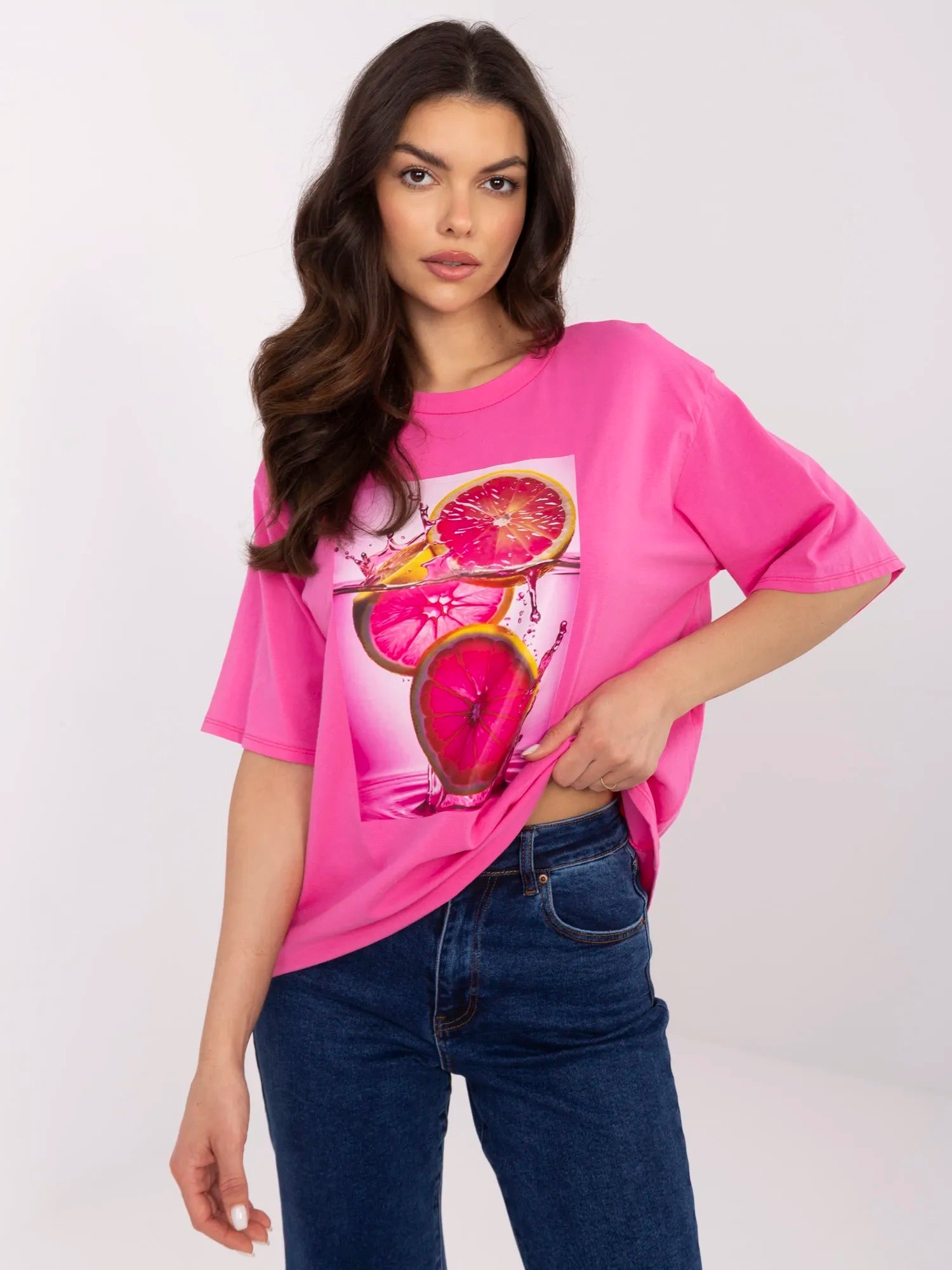 Ciemnoróżowy t-shirt oversize z motywem owoców