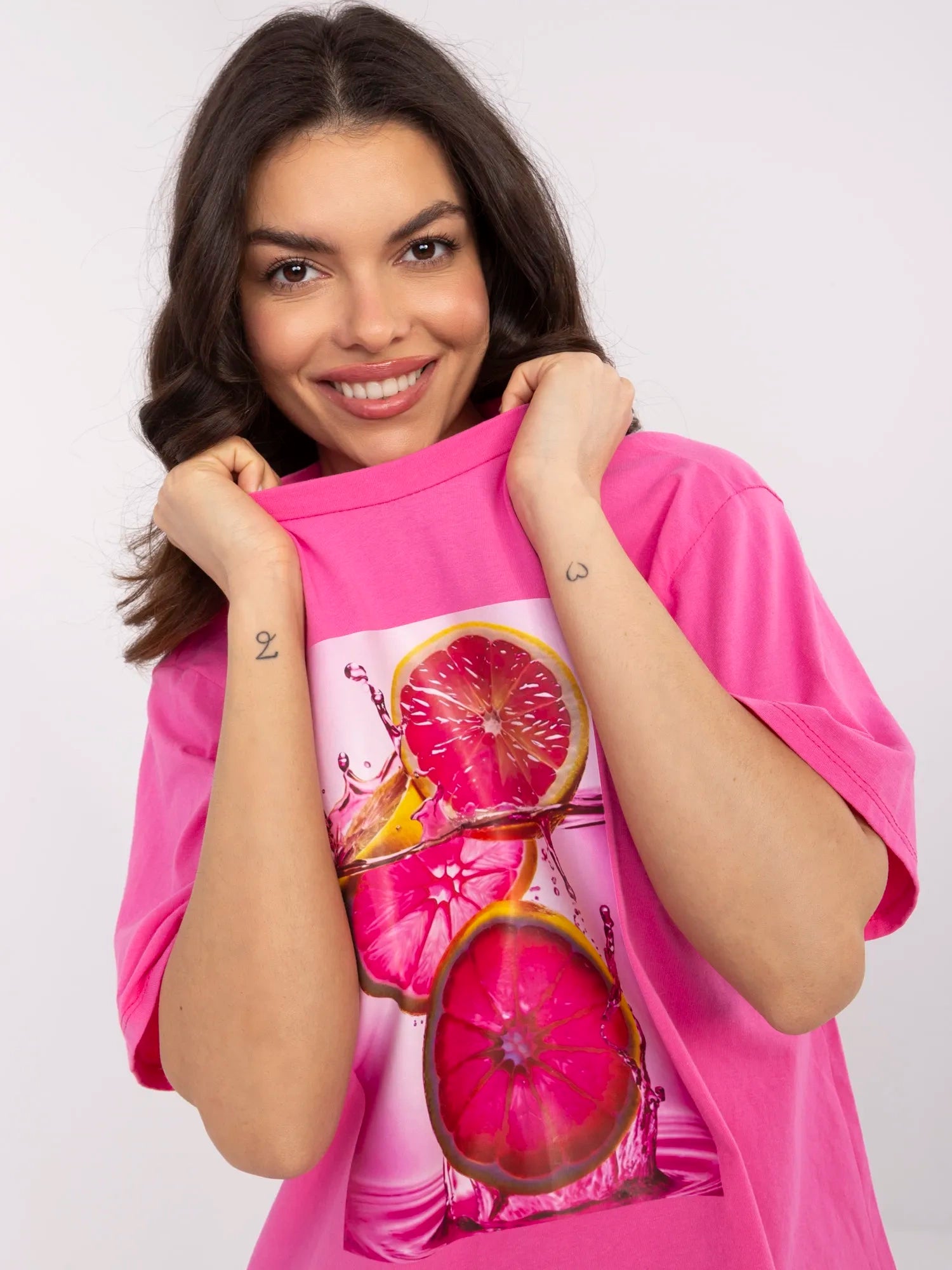 Ciemnoróżowy t-shirt oversize z motywem owoców