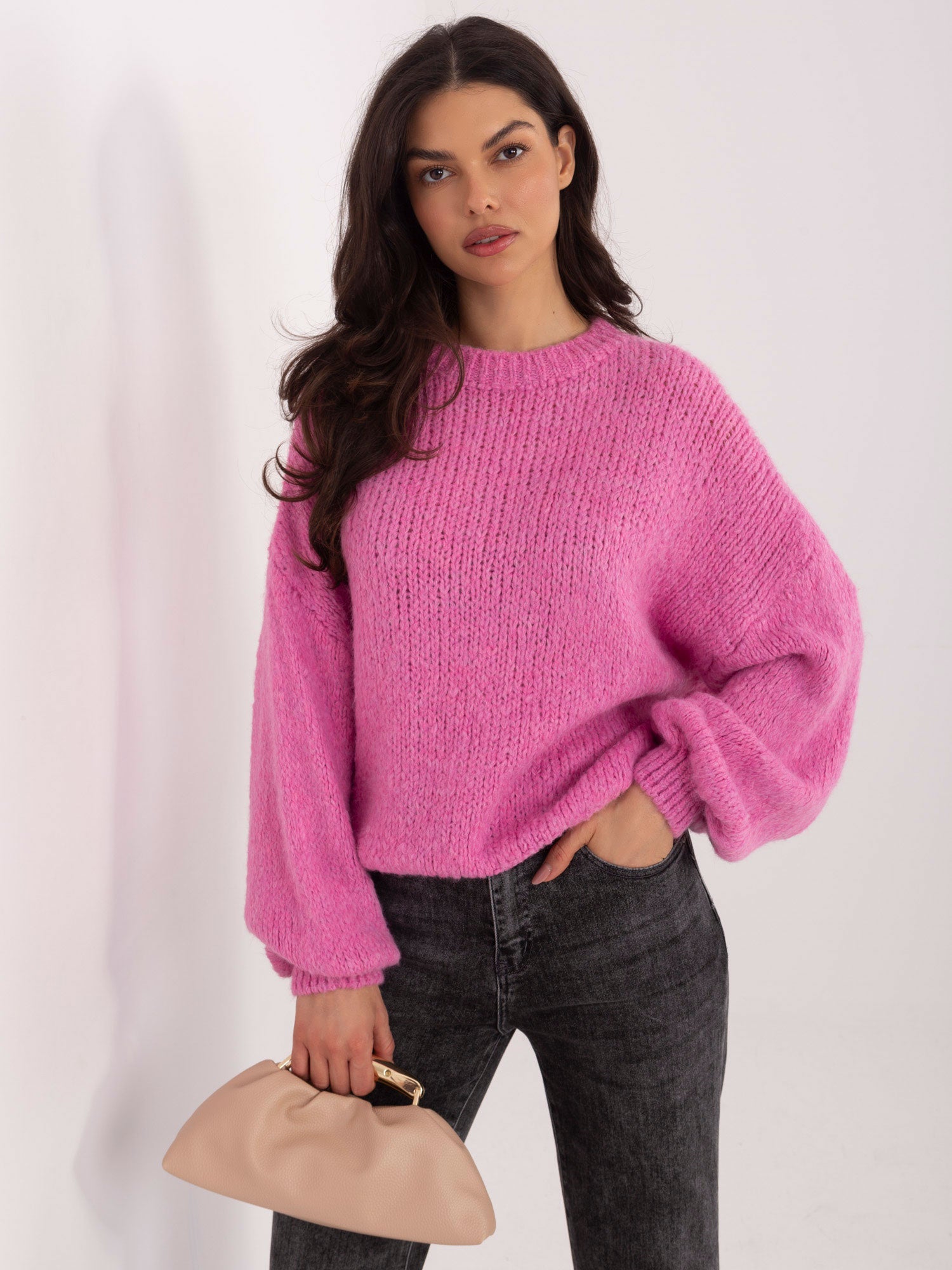 Ciemnoróżowy sweter oversize o grubym splocie