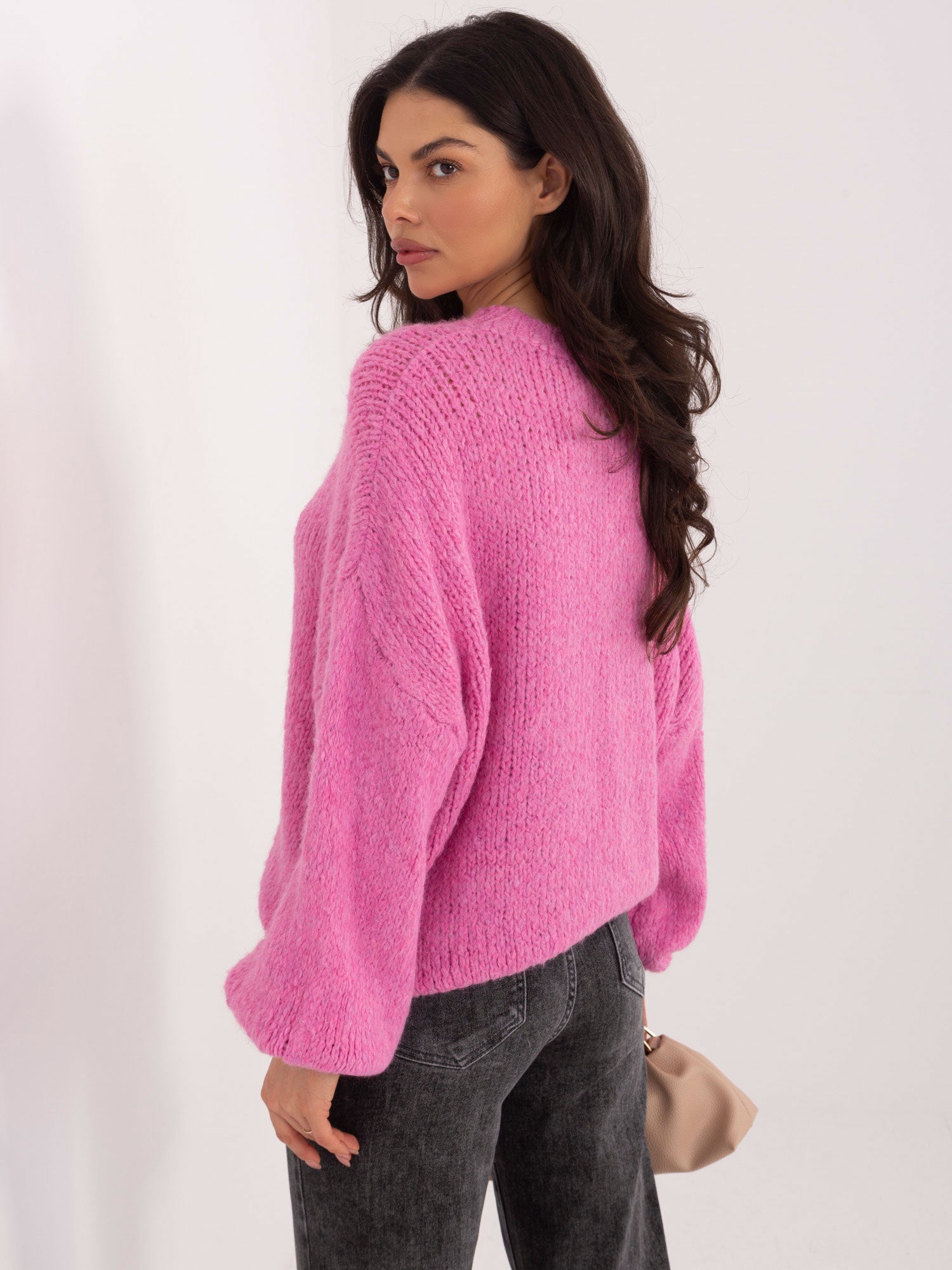 Ciemnoróżowy sweter oversize o grubym splocie