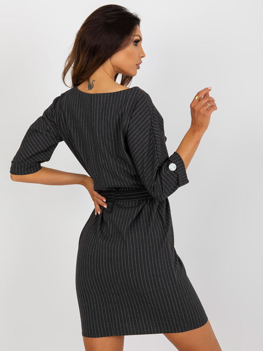 Ciemnoszara ołówkowa sukienka plus size w paski z kieszenią