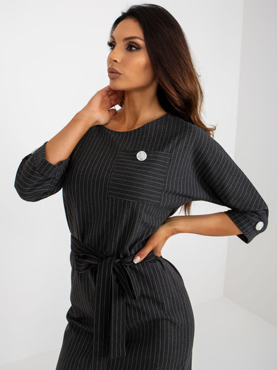 Ciemnoszara ołówkowa sukienka plus size w paski z kieszenią