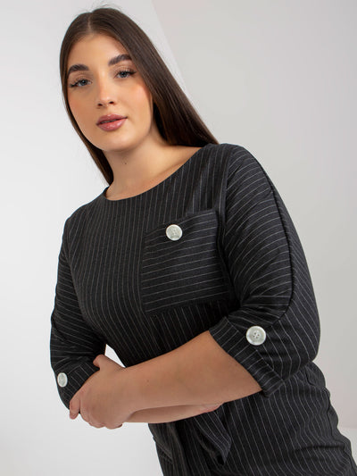 Ciemnoszara ołówkowa sukienka plus size w paski z kieszenią