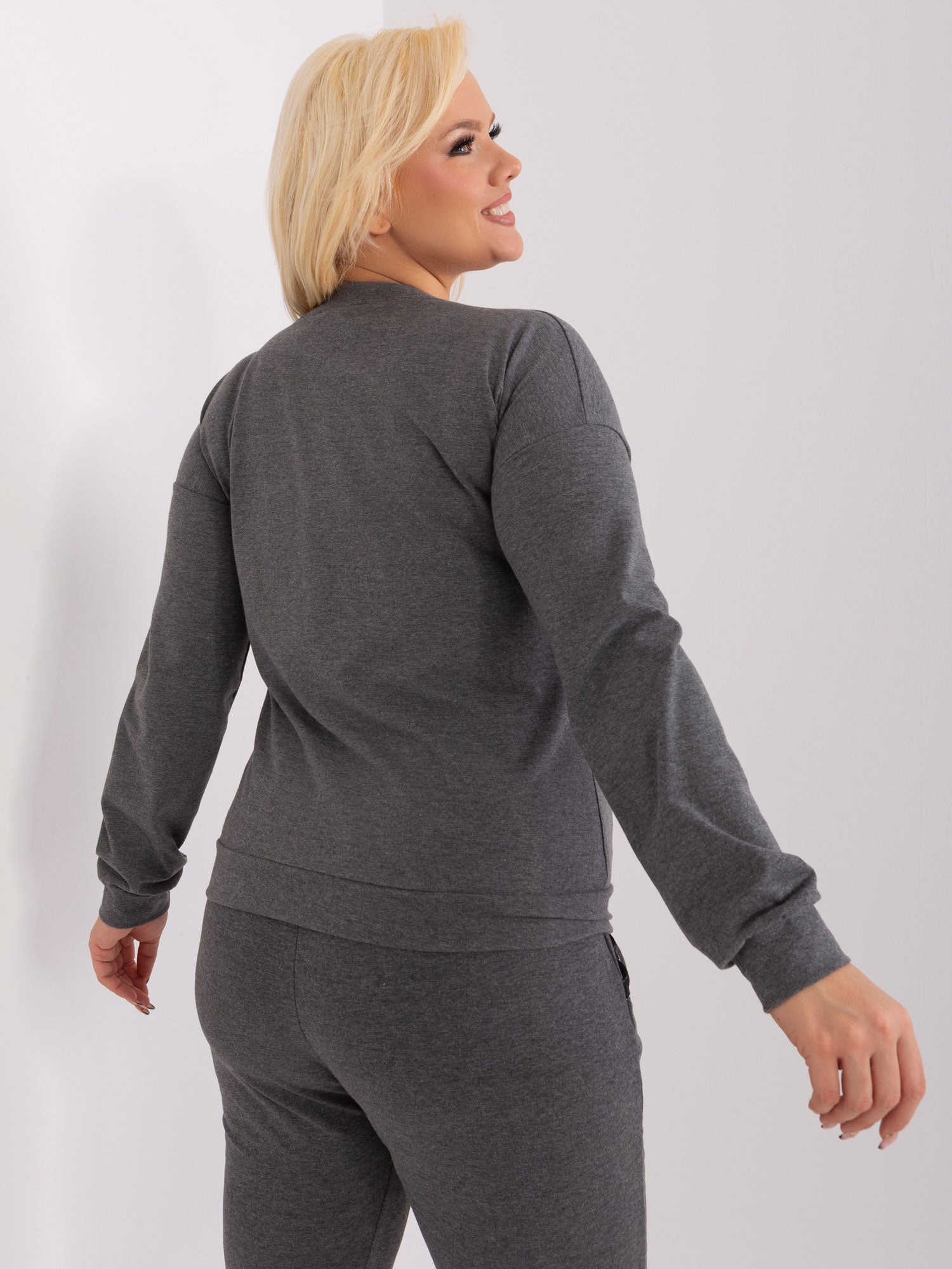 Ciemnoszara bluzka plus size z dekoltem w serek