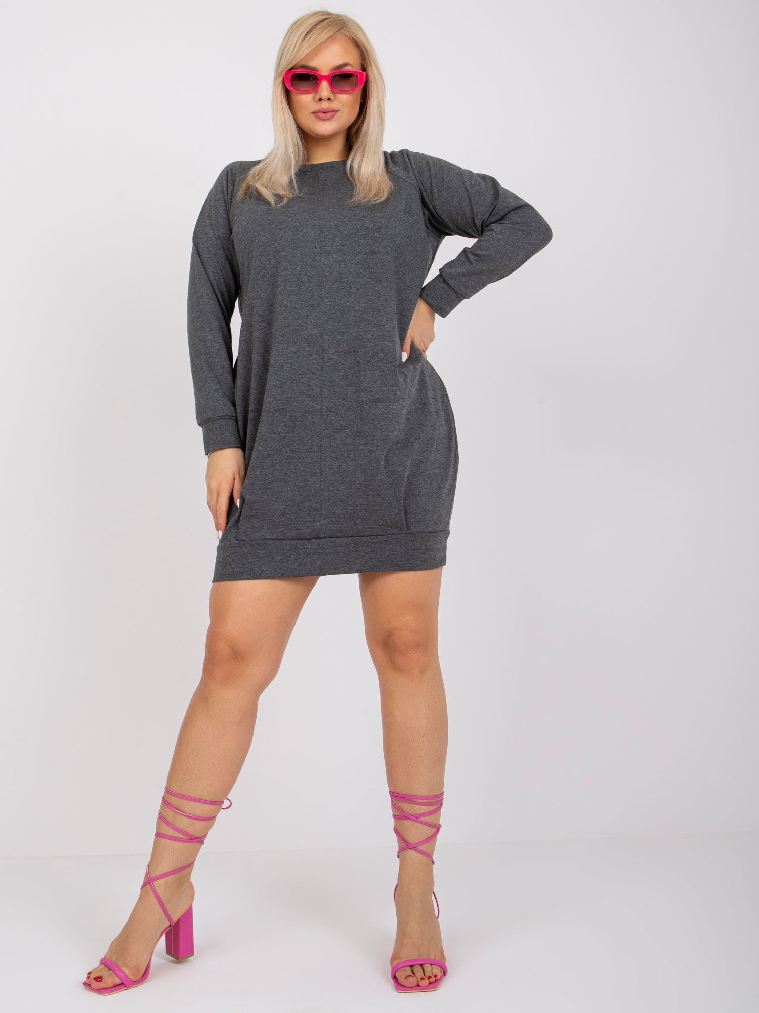 Ciemnoszara melanżowa sukienka plus size z długim rękawem