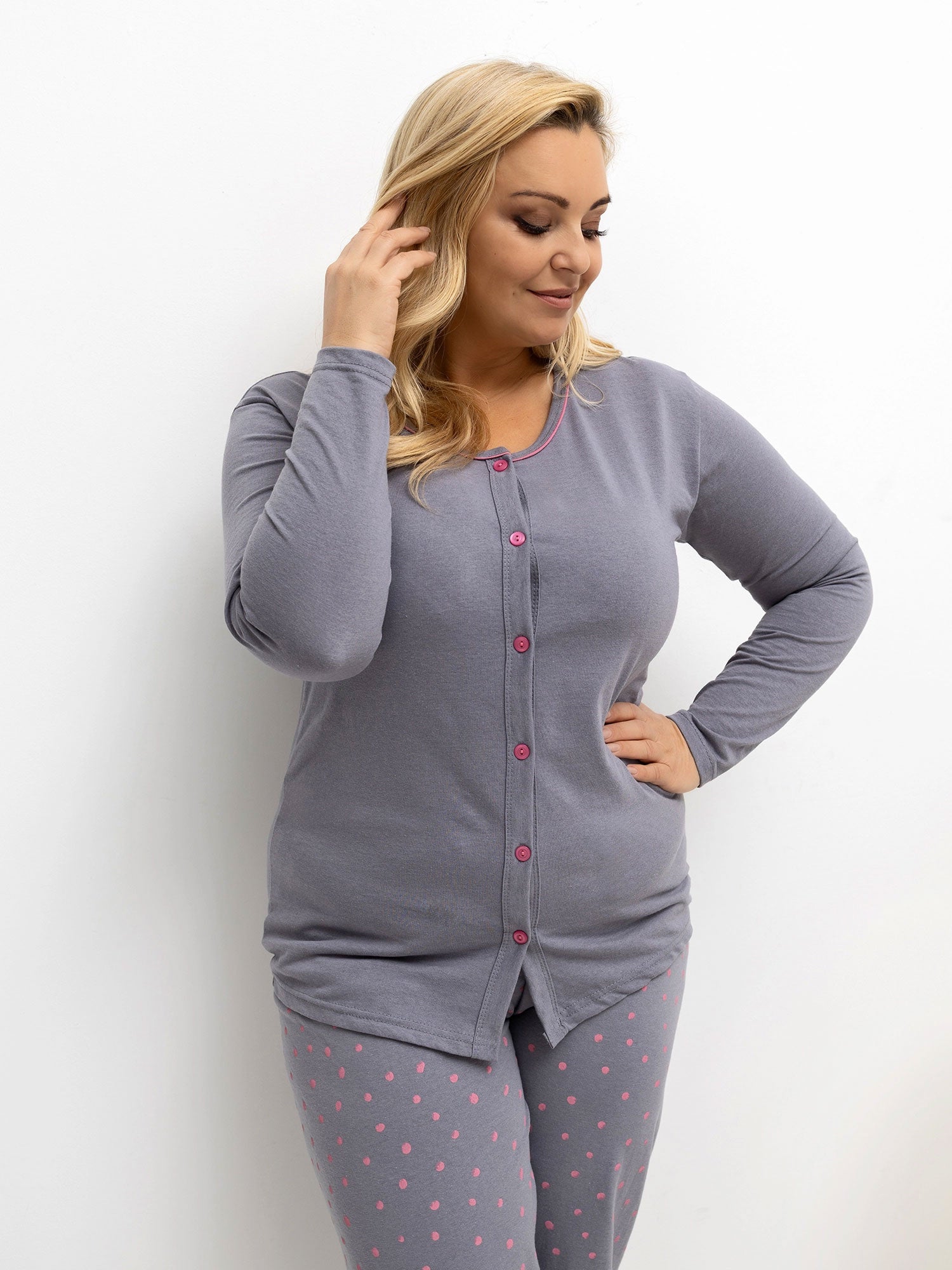 Ciemnoszara piżama plus size ze spodniami w groszki
