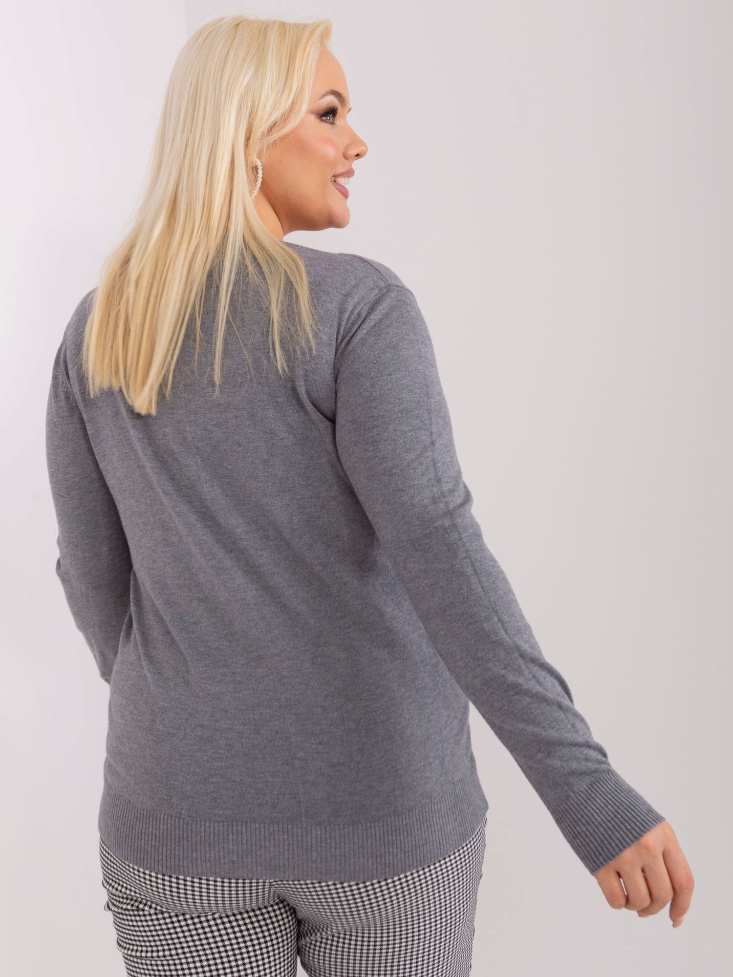 Ciemnoszary klasyczny sweter plus size z wiskozą