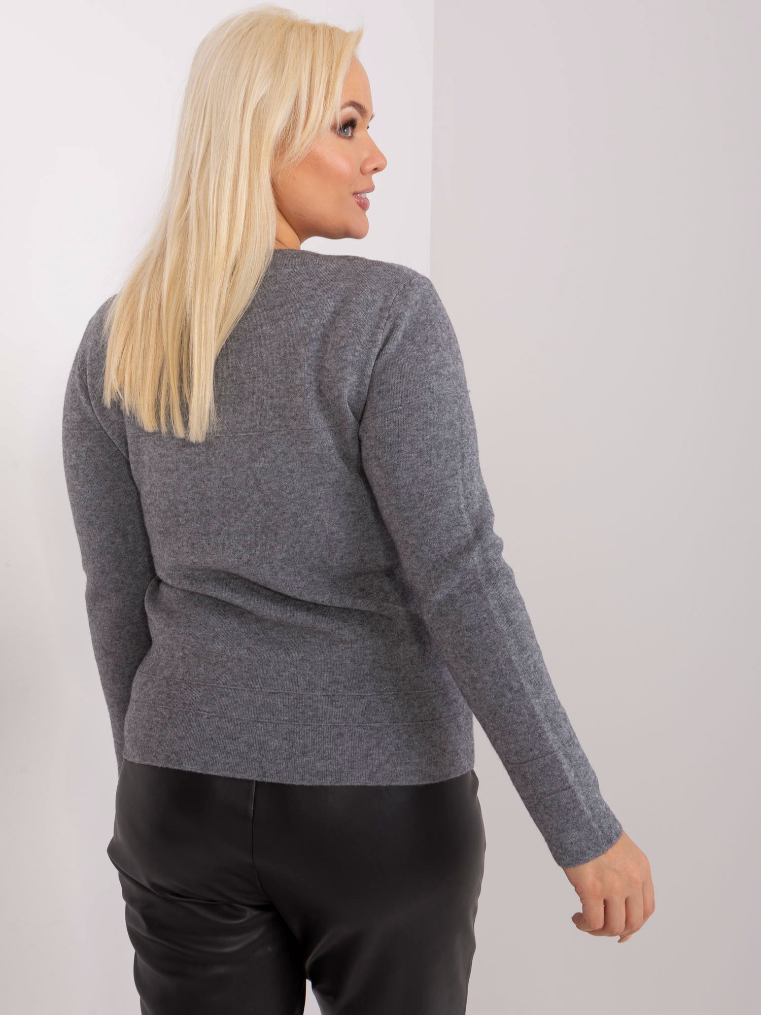 Ciemnoszary damski sweter plus size z pomponem