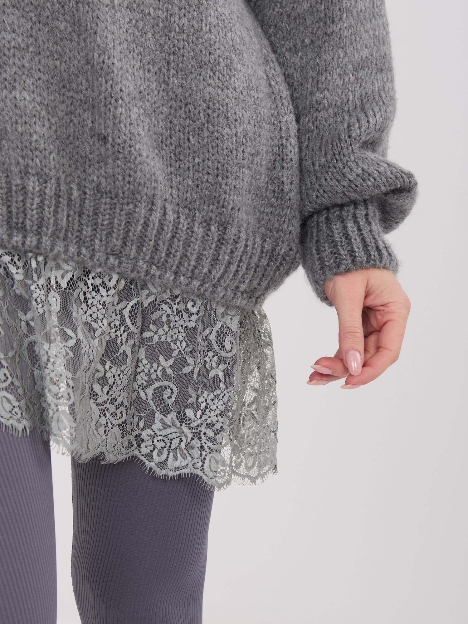 Ciemnoszary elegancki sweter z koronką