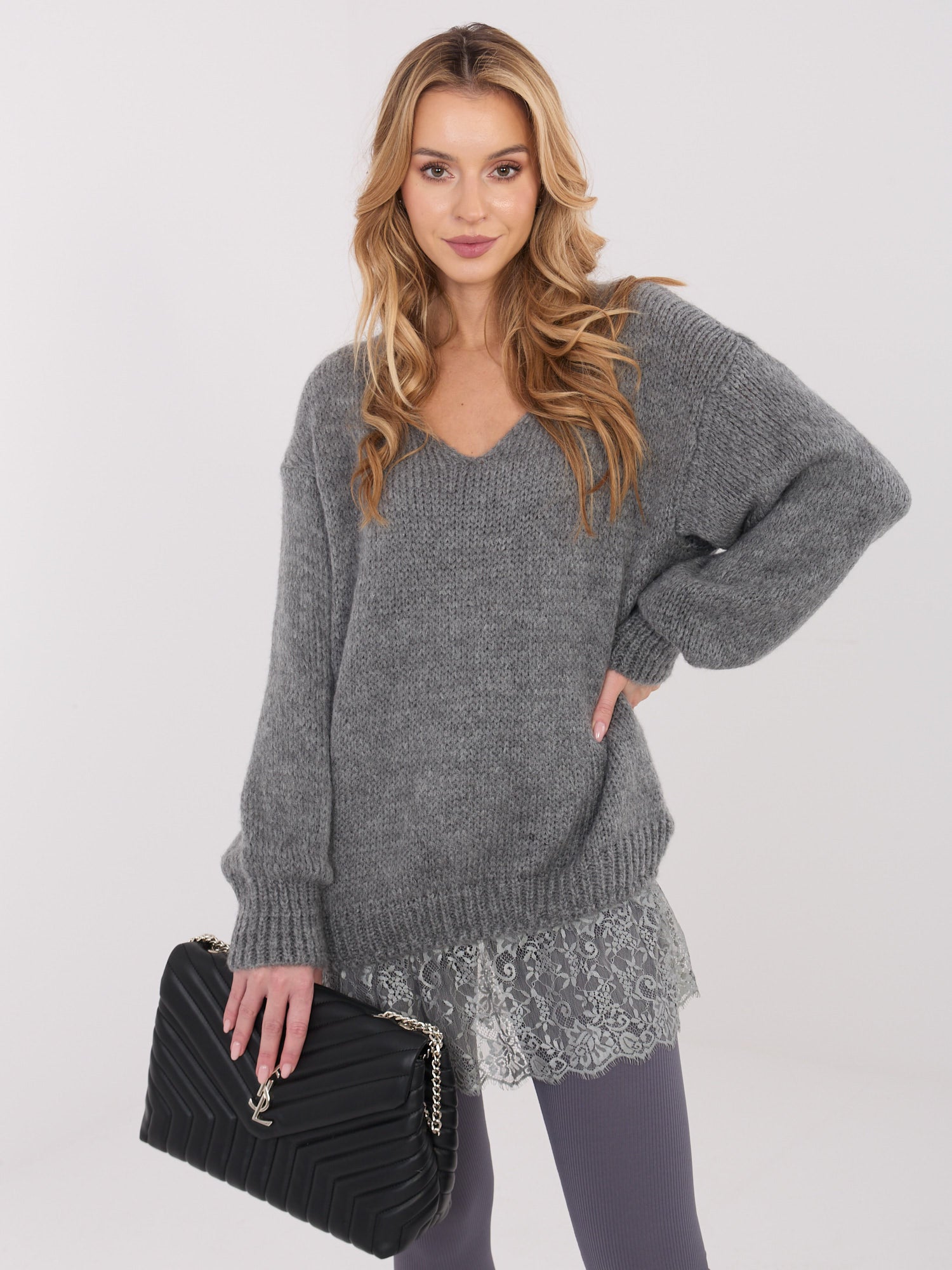 Ciemnoszary elegancki sweter z koronką