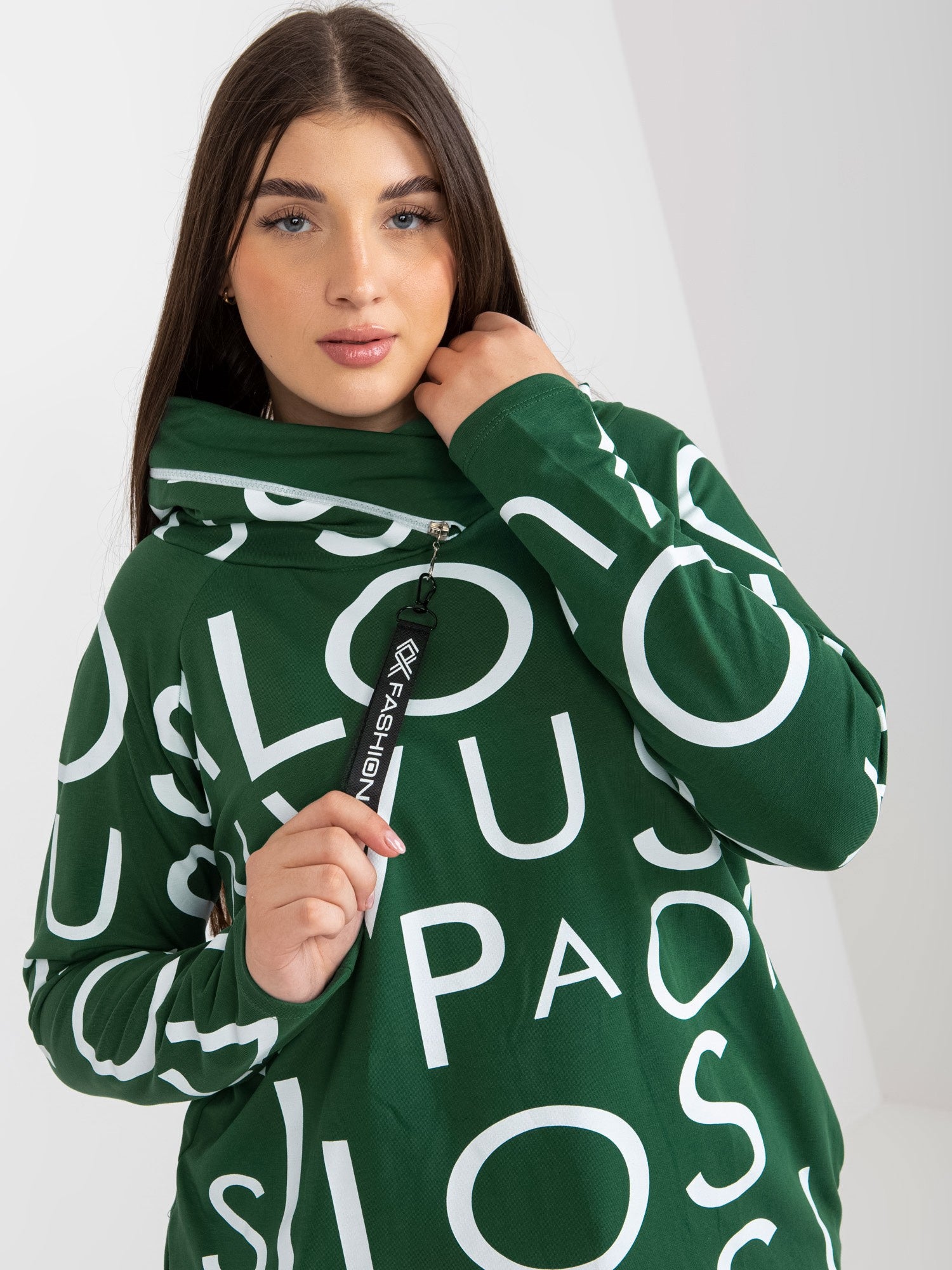 Ciemnozielona bluza plus size z kapturem i nadrukiem