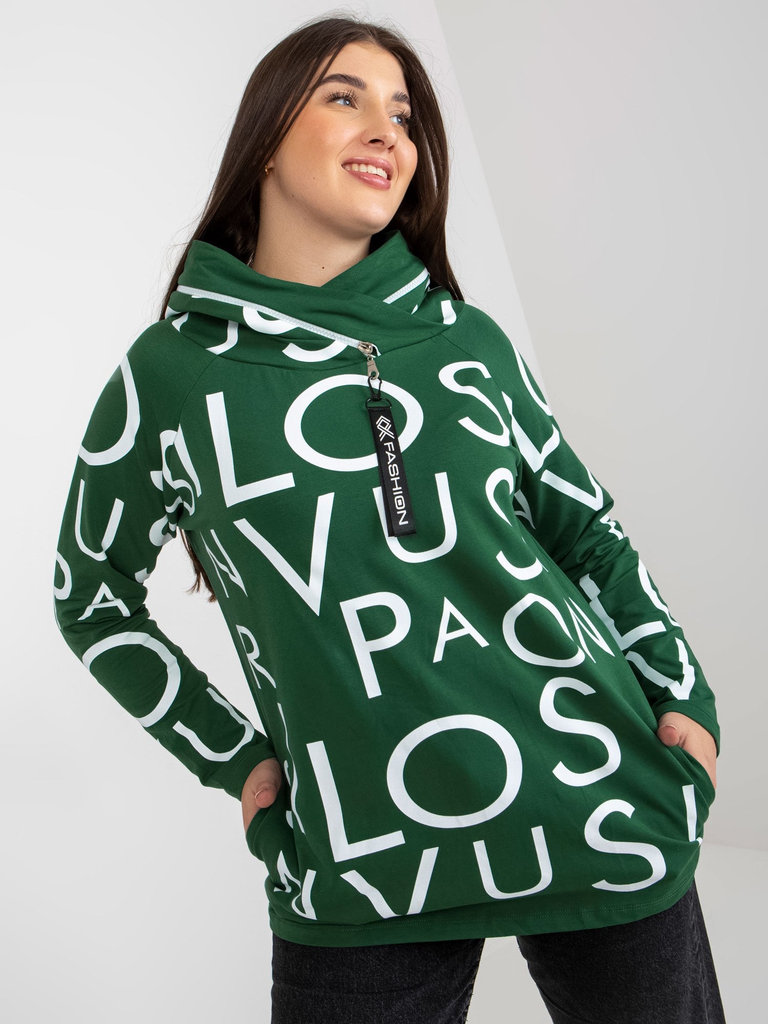Ciemnozielona bluza plus size z kapturem i nadrukiem
