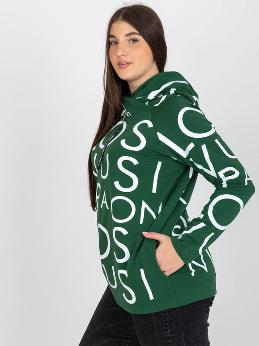Ciemnozielona bluza plus size z kapturem i nadrukiem