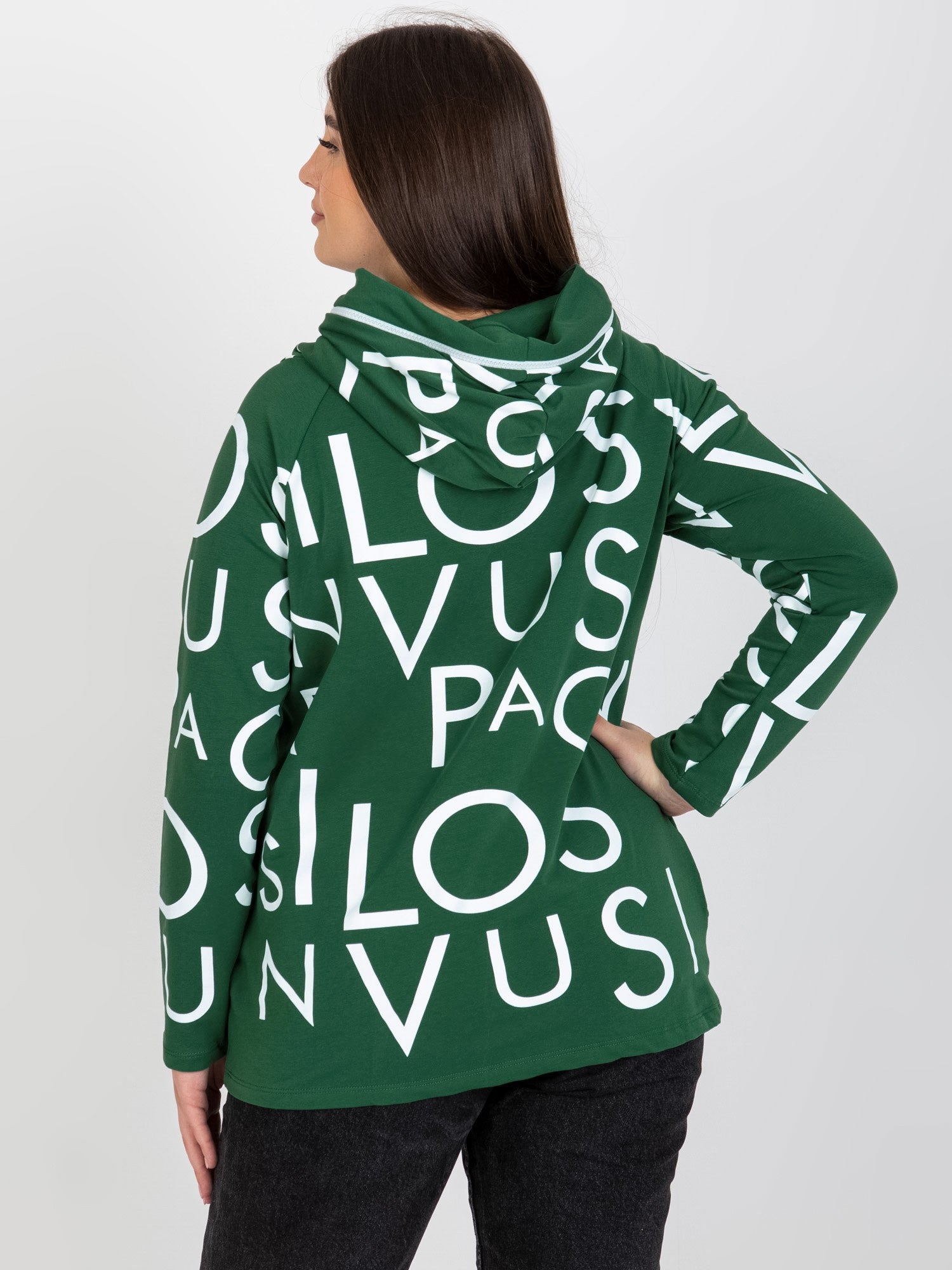 Ciemnozielona bluza plus size z kapturem i nadrukiem