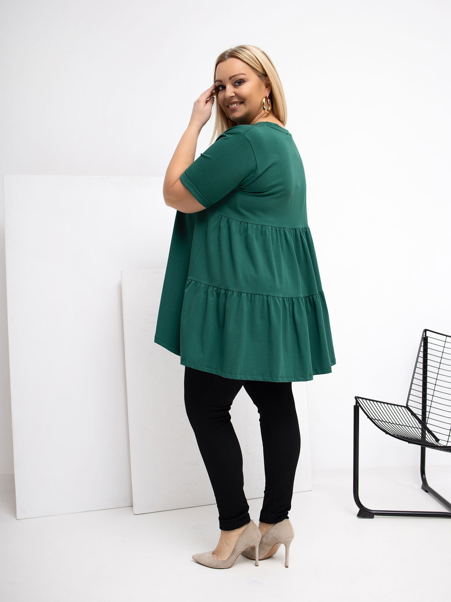 Ciemnozielona bluzka plus size z falbaną