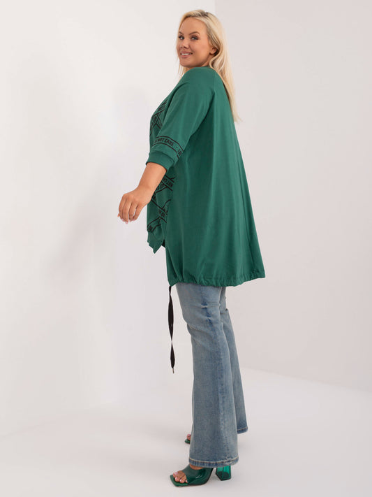 Ciemnozielona bluzka plus size z napisami i dżetami