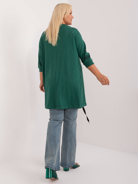 Ciemnozielona bluzka plus size z napisami i dżetami