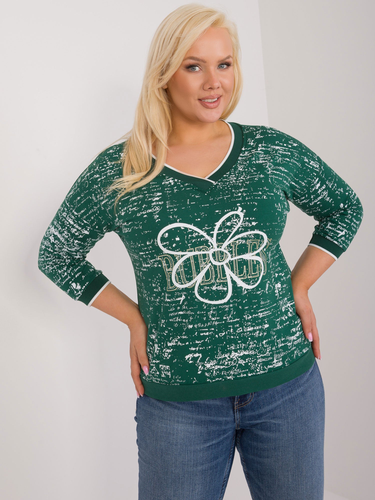 Ciemnozielona bluzka plus size z nadrukiem i dżetami