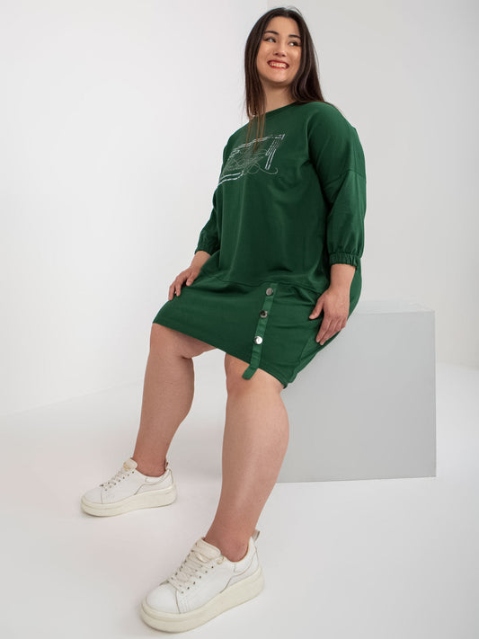 Ciemnozielona sukienka plus size z rękawem 3/4