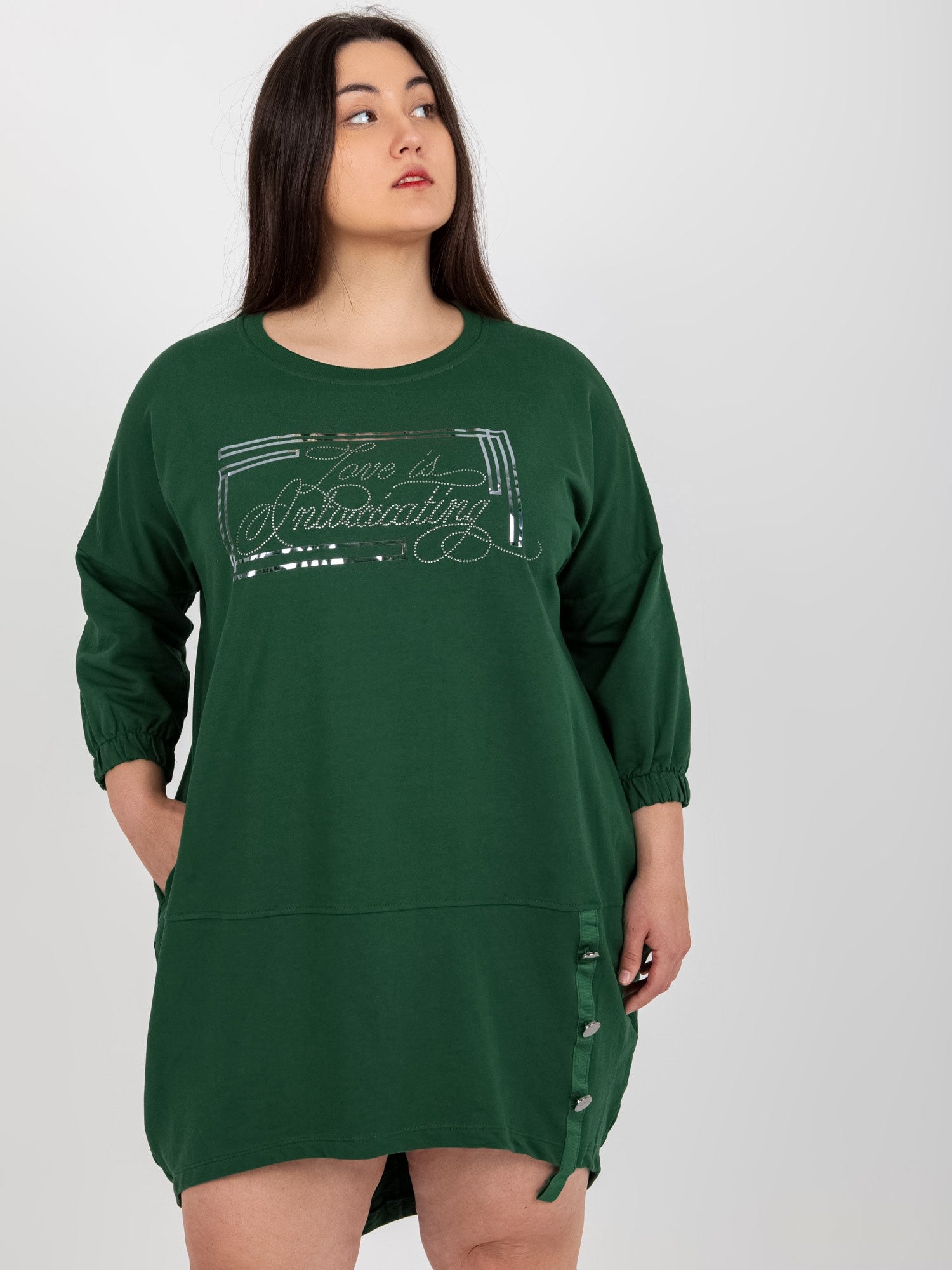 Ciemnozielona sukienka plus size z rękawem 3/4