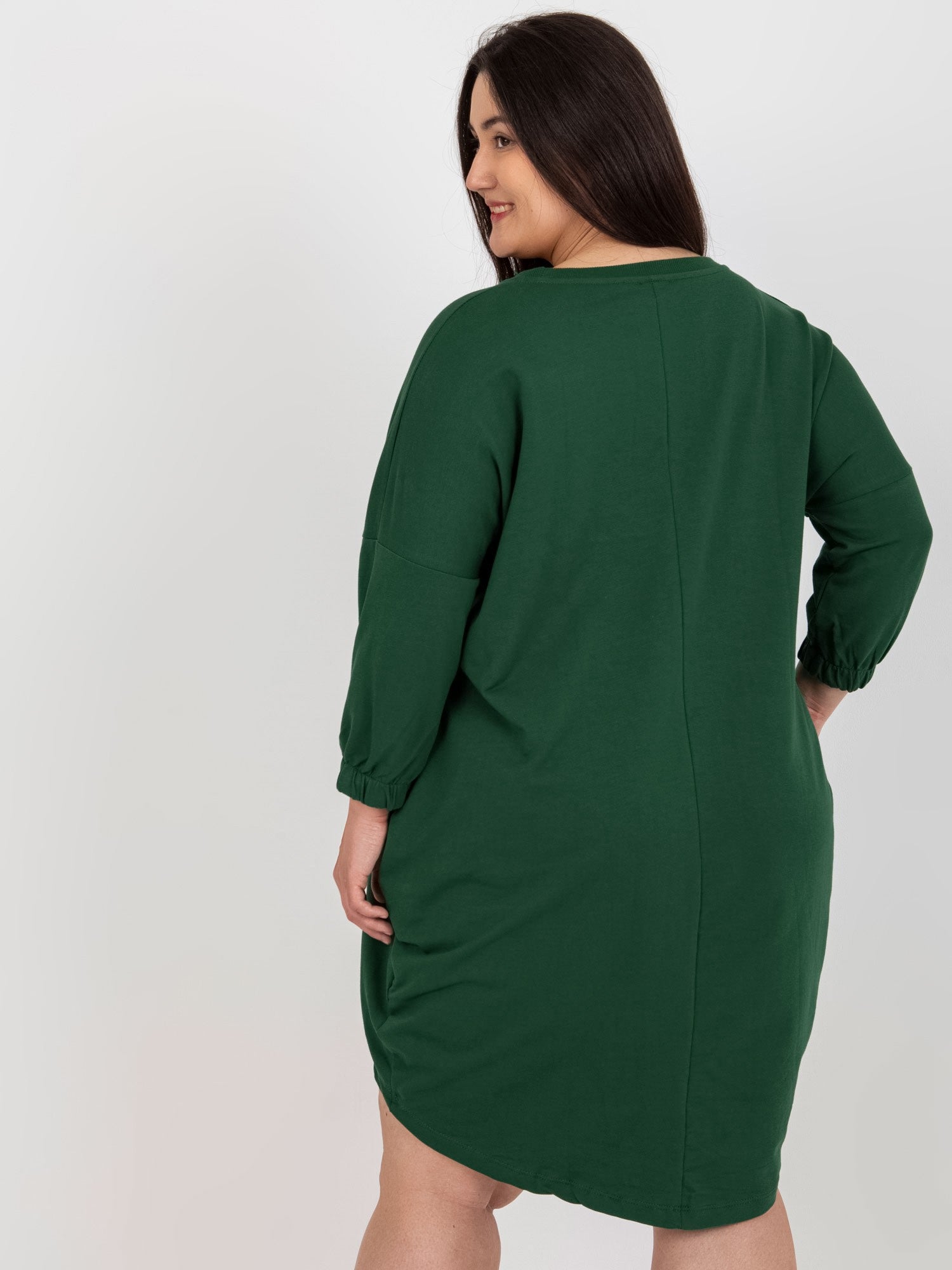 Ciemnozielona sukienka plus size z rękawem 3/4