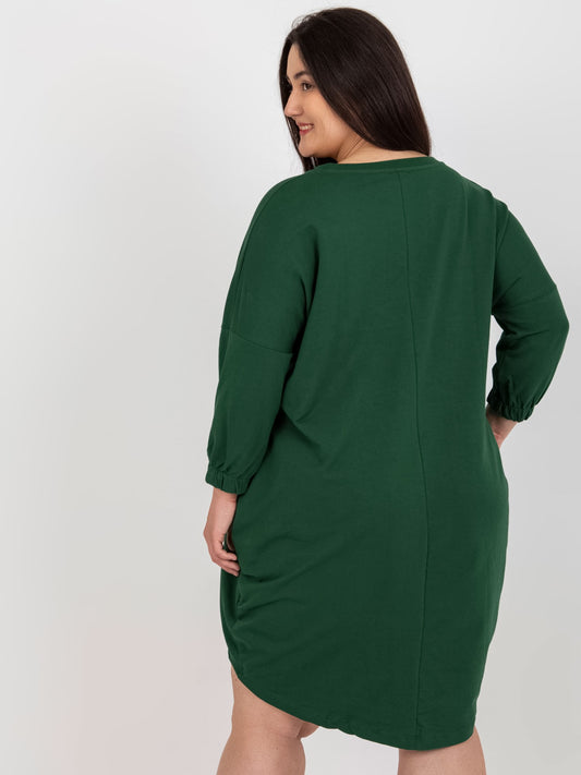 Ciemnozielona sukienka plus size z rękawem 3/4