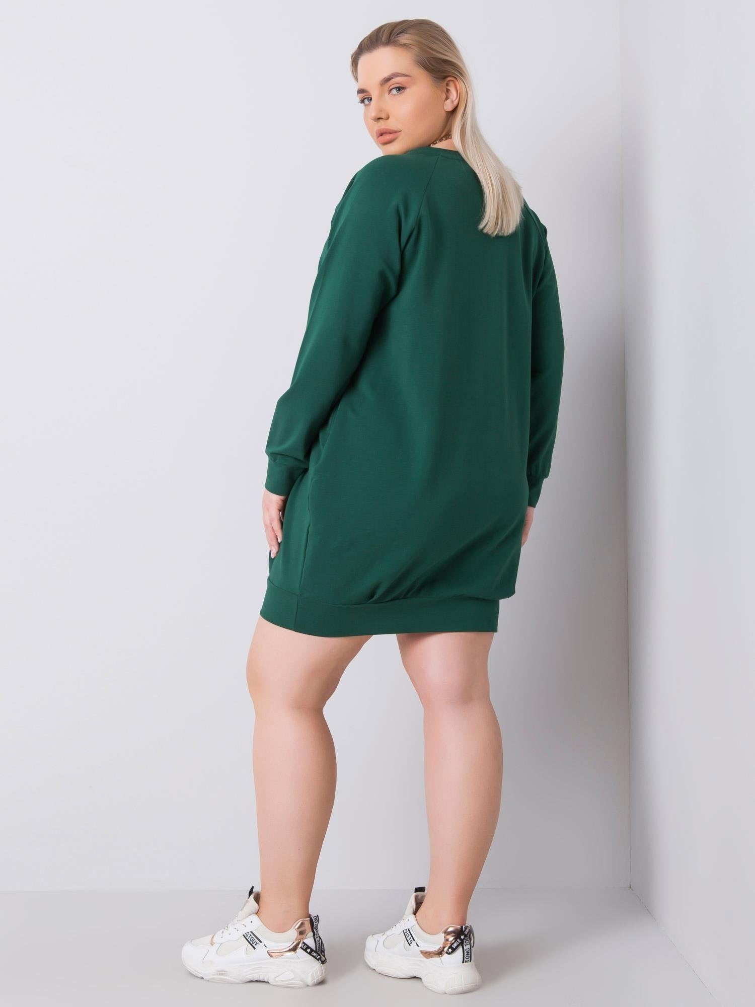 Ciemnozielona sukienka plus size z długim rękawem