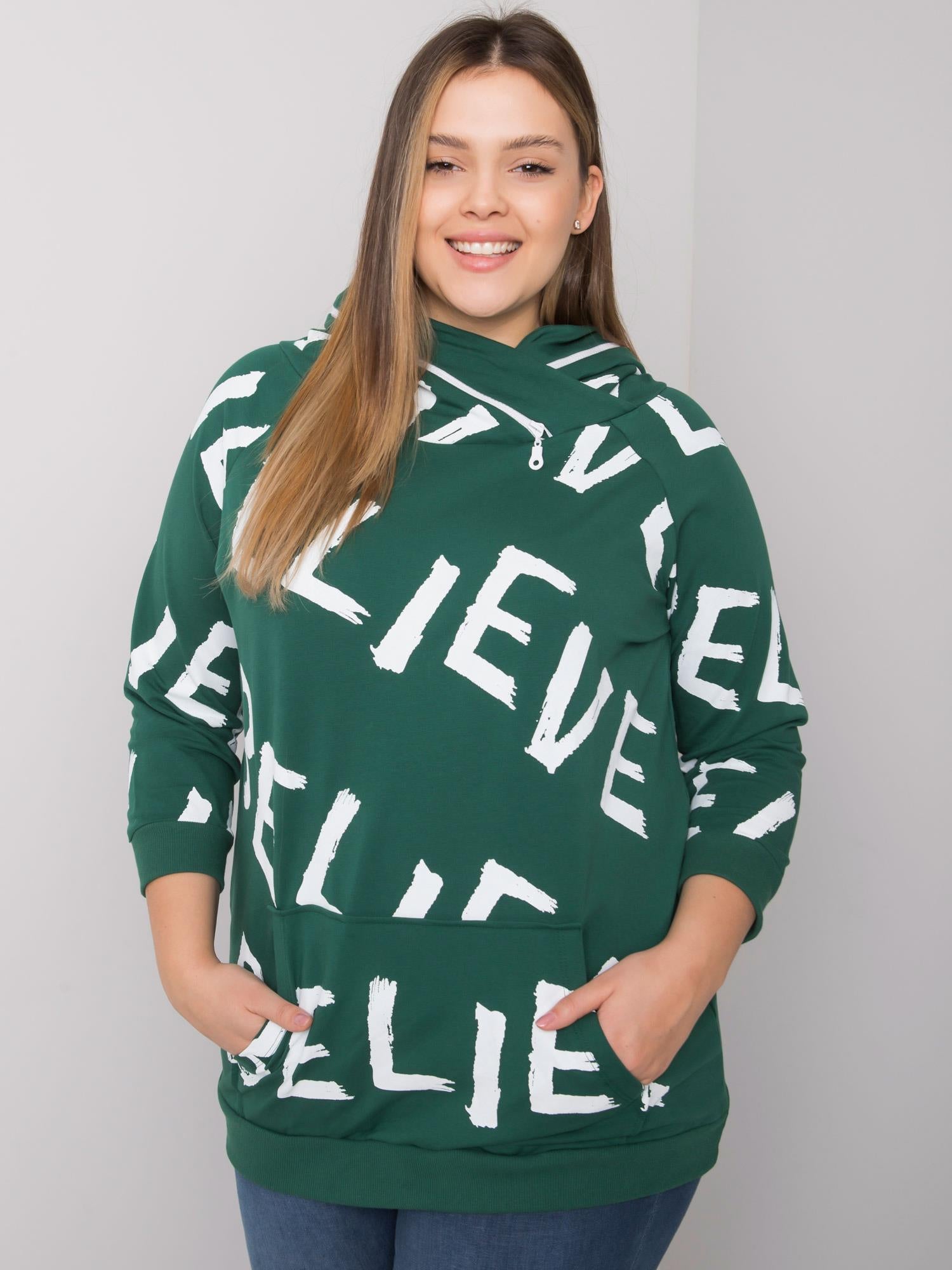 Ciemnozielona bluza plus size z kapturem i nadrukami