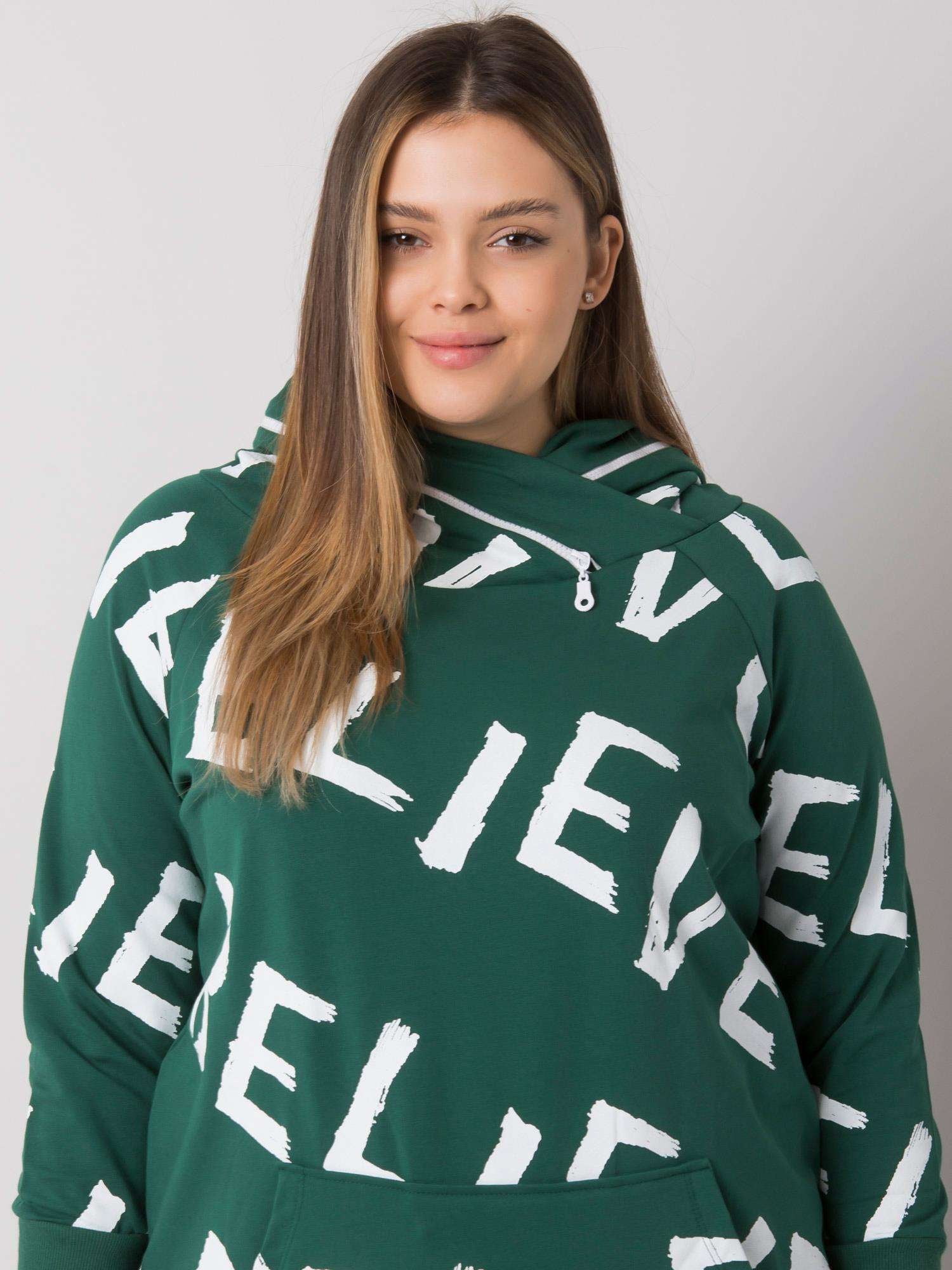 Ciemnozielona bluza plus size z kapturem i nadrukami