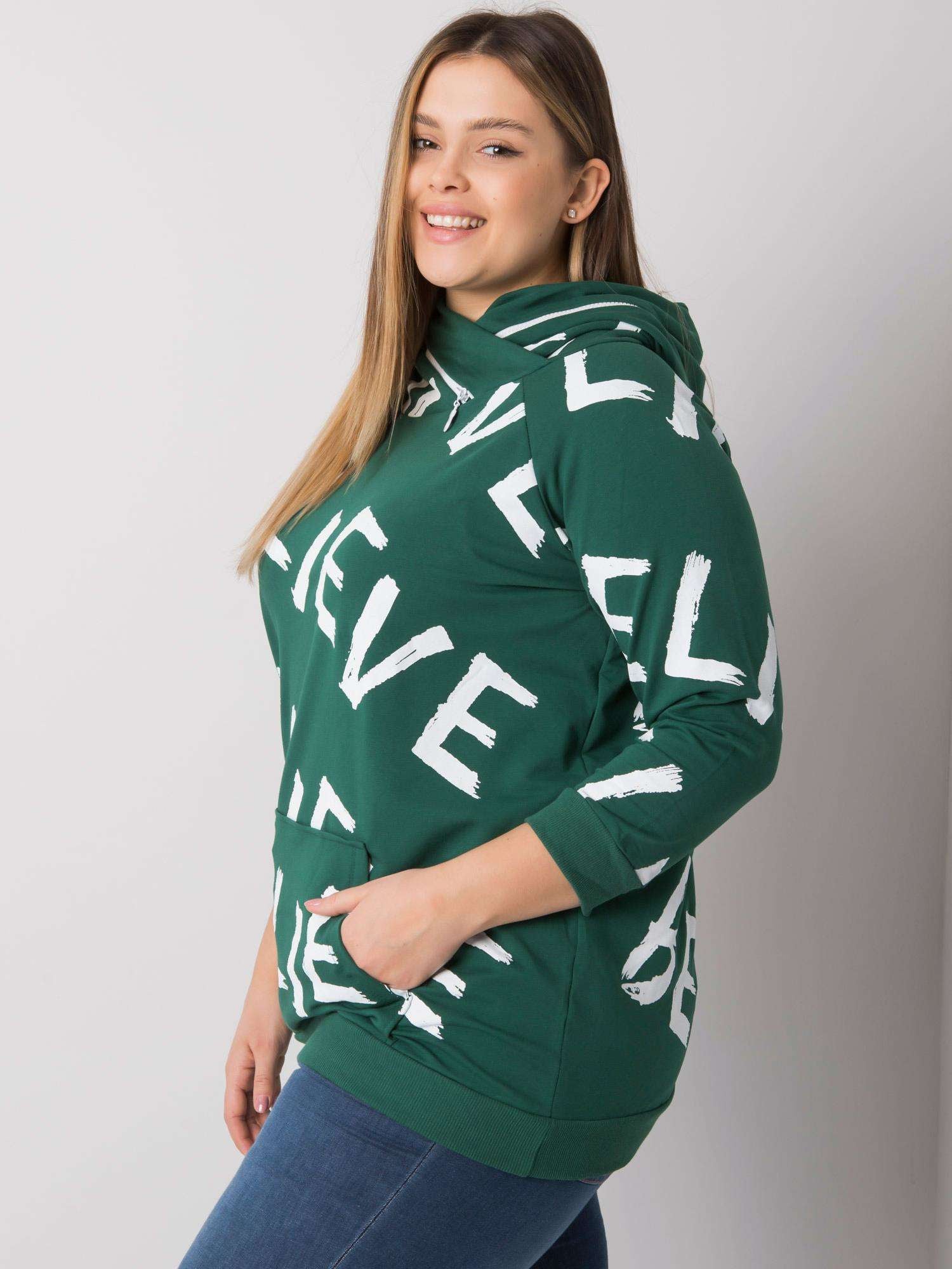 Ciemnozielona bluza plus size z kapturem i nadrukami