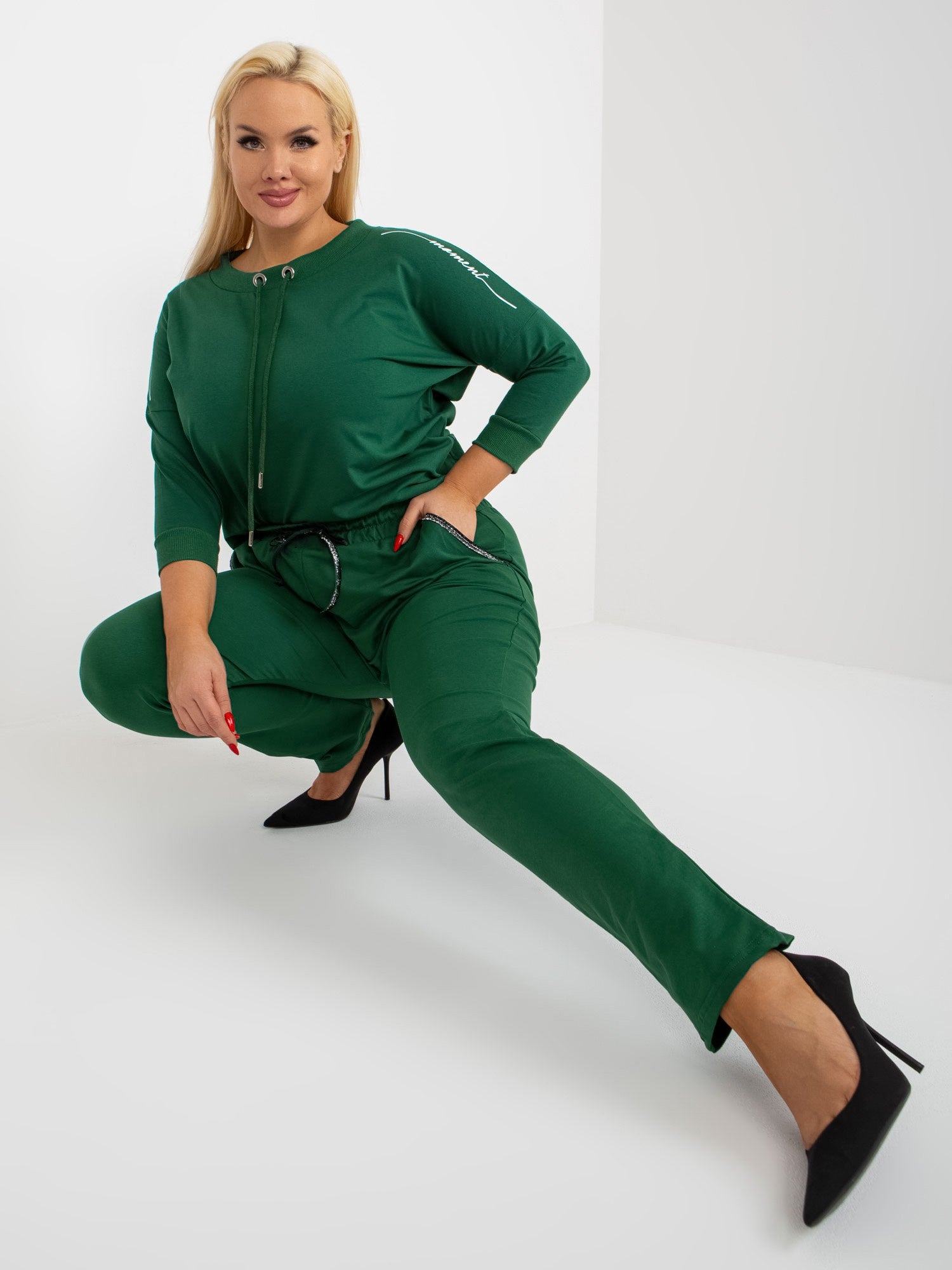 Ciemnozielone dresowe spodnie plus size z gumką w pasie Savage