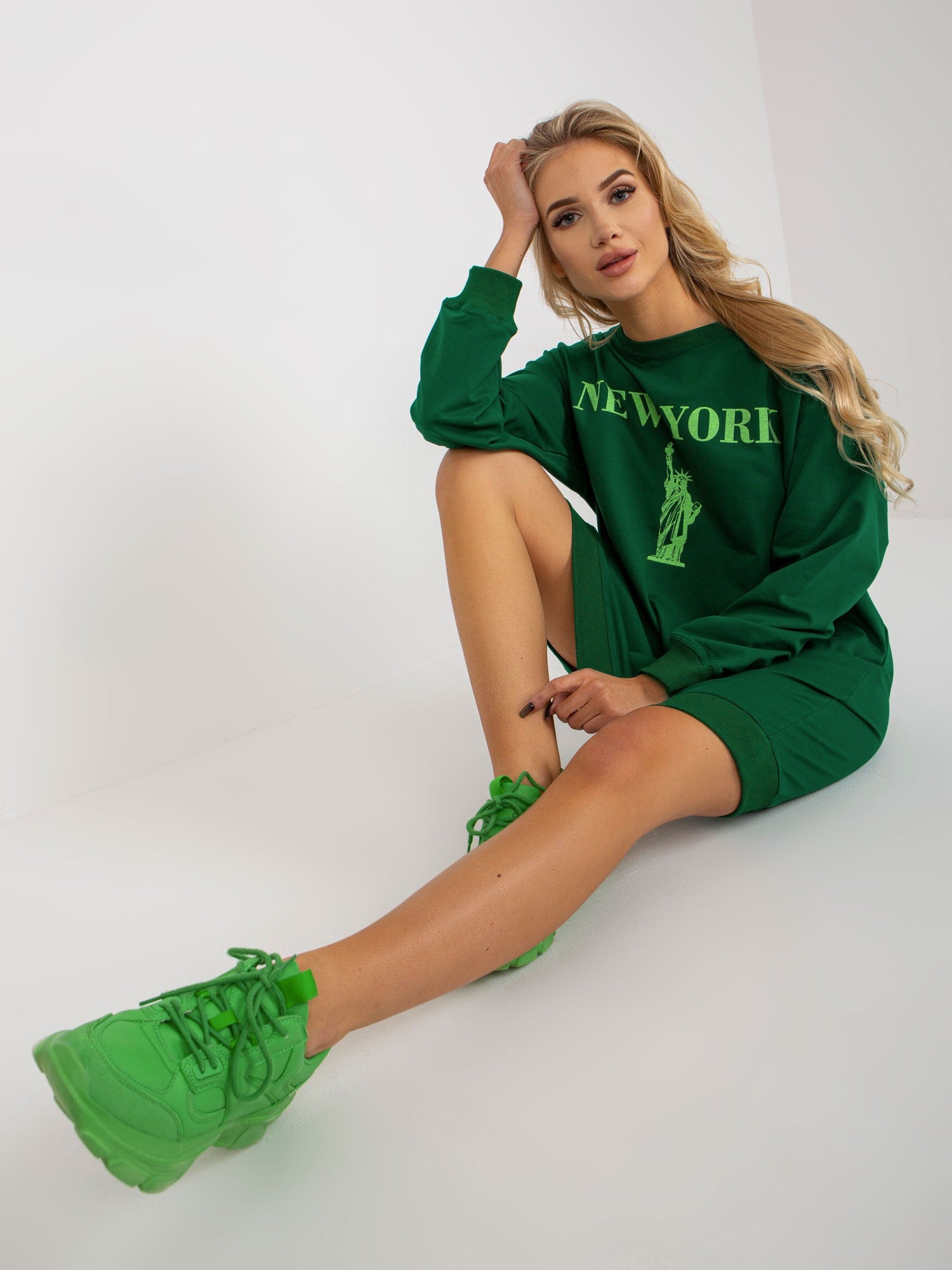 Ciemnozielono-zielona długa bluza oversize z napisem