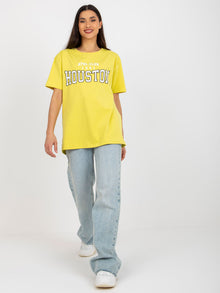 Ciemnożółty luźny damski t-shirt z napisem