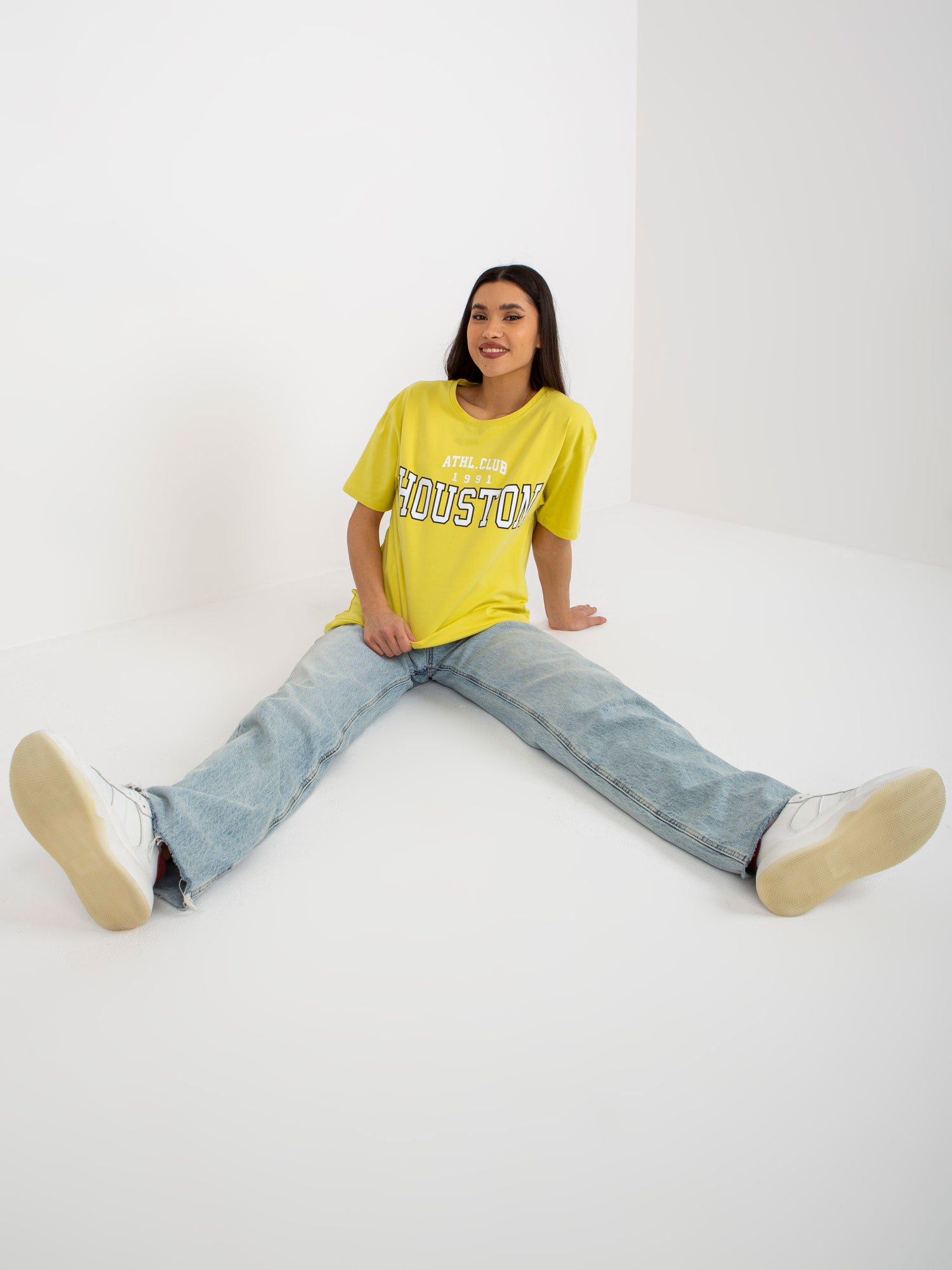 Ciemnożółty luźny damski t-shirt z napisem