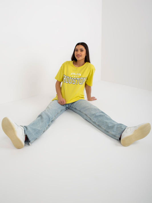 Ciemnożółty luźny damski t-shirt z napisem