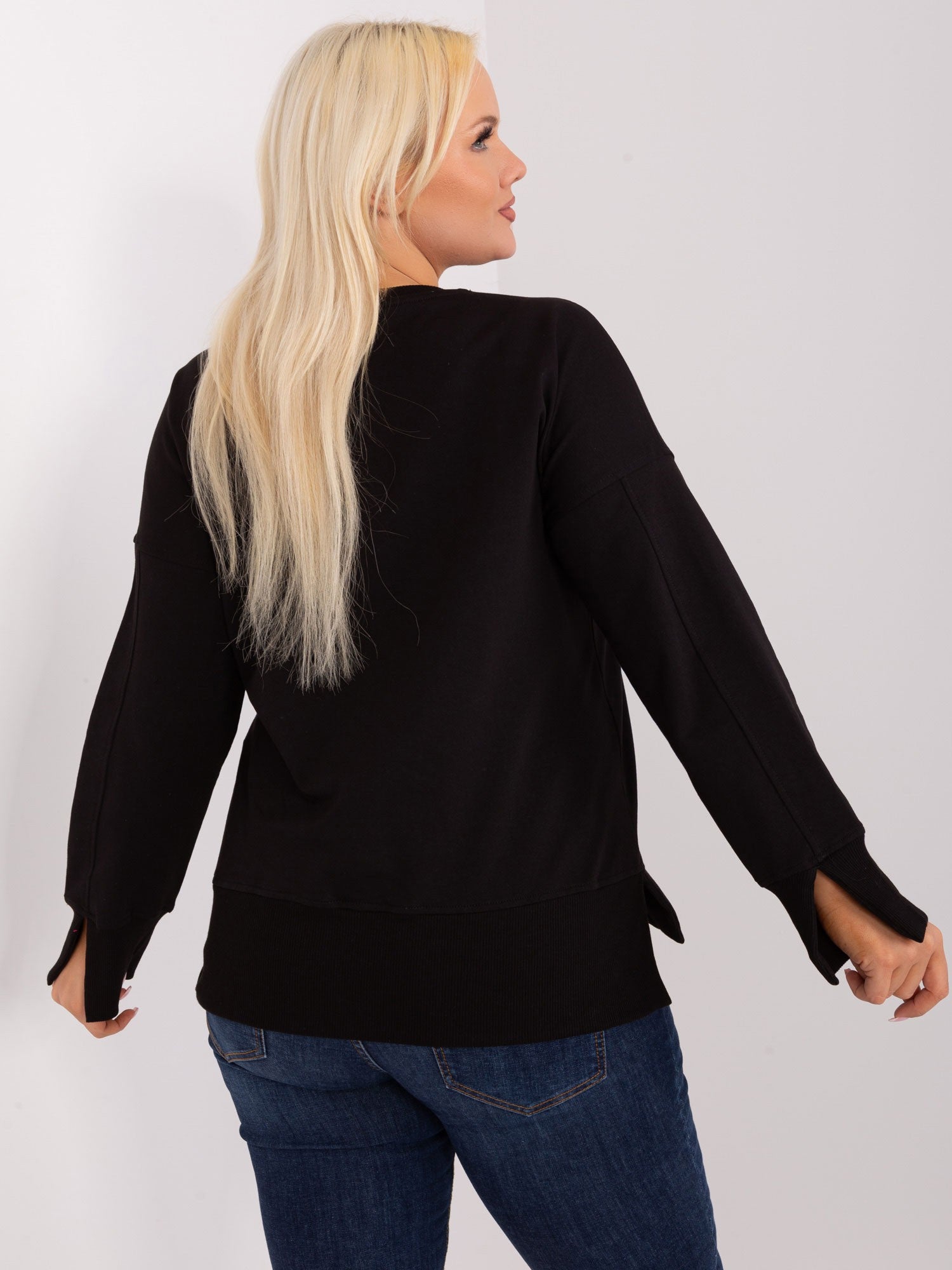 Czarna bluza plus size z rozcięciami na rękawach