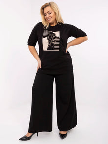 Czarna dłuższa bluzka plus size z nadrukiem