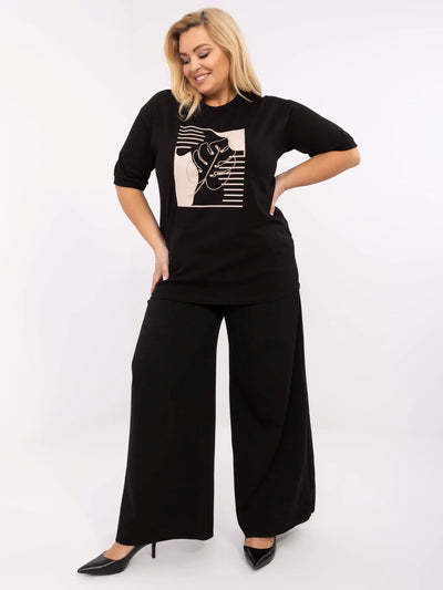 Czarna dłuższa bluzka plus size z nadrukiem