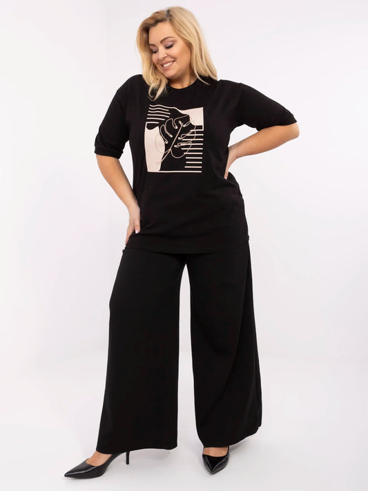 Czarna dłuższa bluzka plus size z nadrukiem