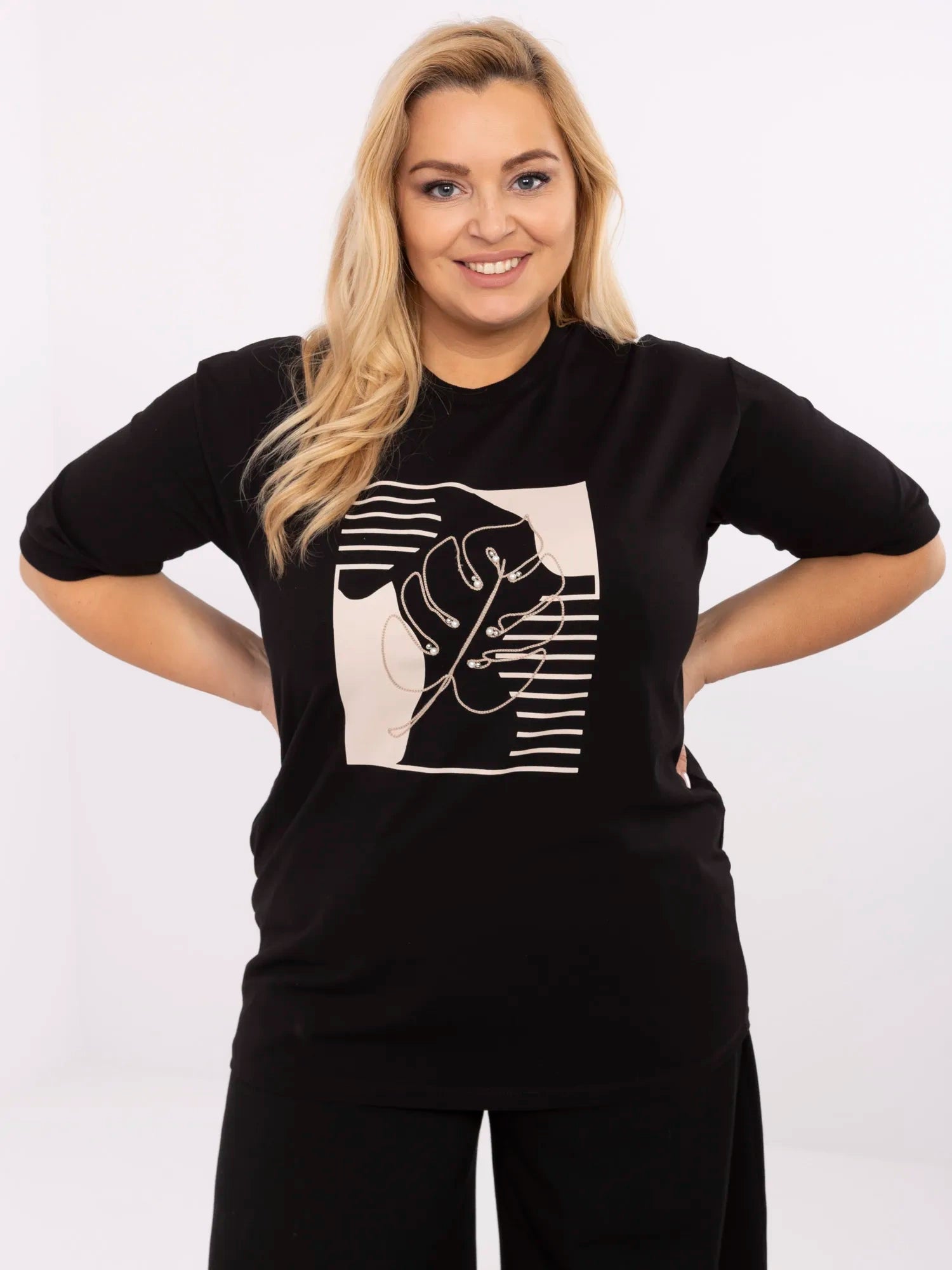 Czarna dłuższa bluzka plus size z nadrukiem