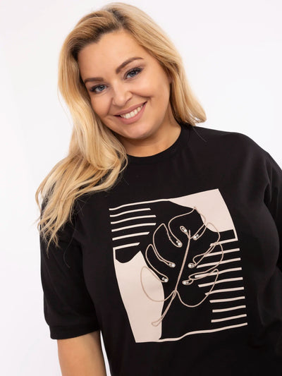 Czarna dłuższa bluzka plus size z nadrukiem