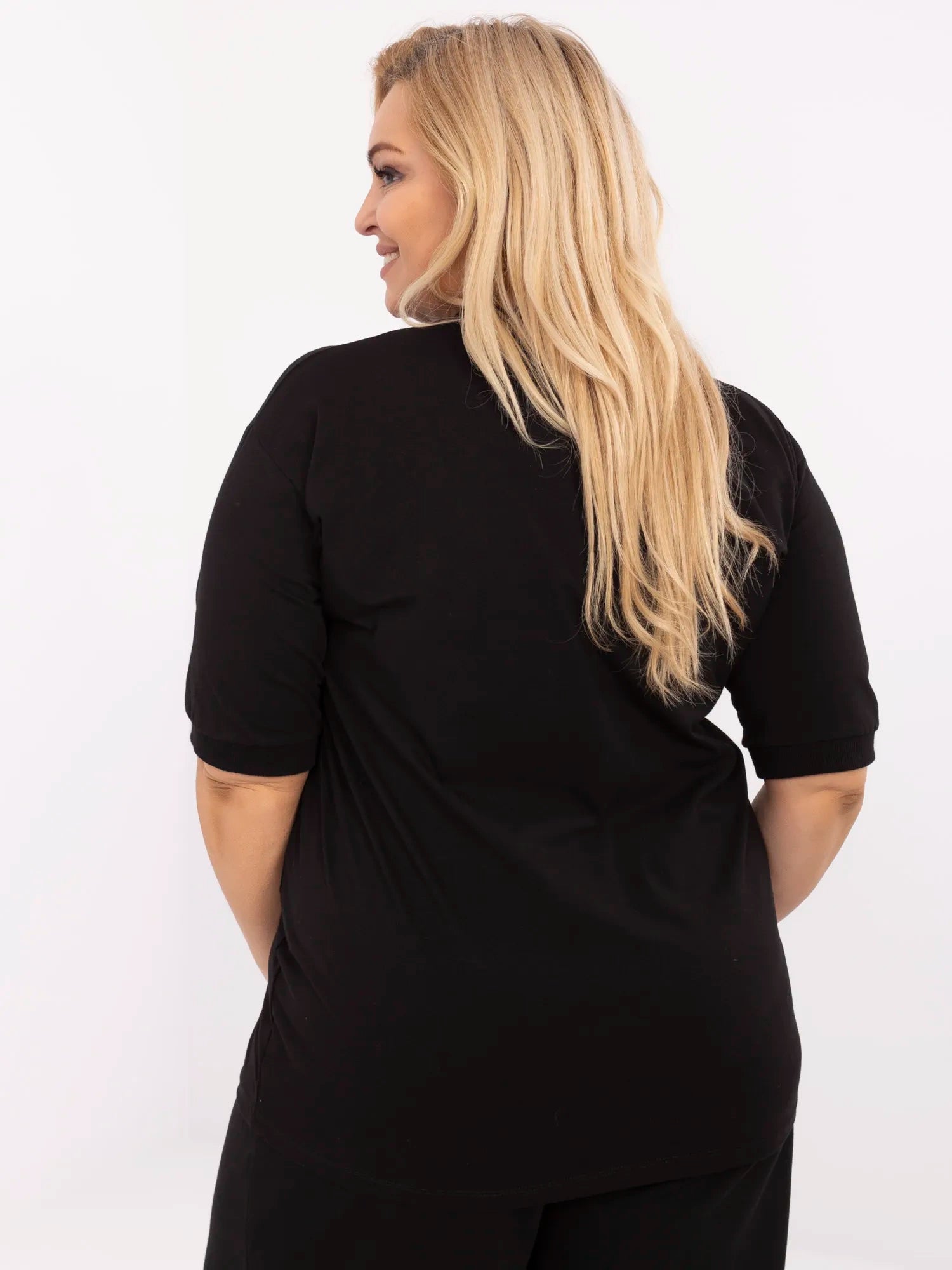 Czarna dłuższa bluzka plus size z nadrukiem