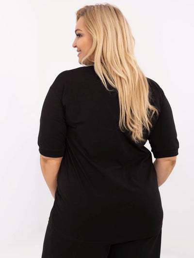 Czarna dłuższa bluzka plus size z nadrukiem